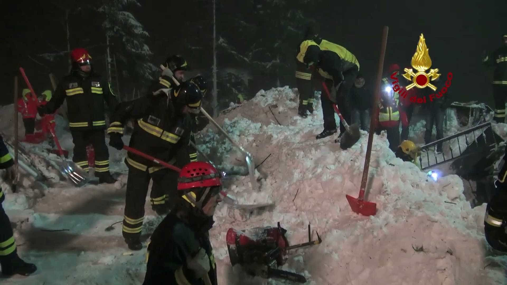 Itália: todos os corpos das vítimas da avalanche são resgatados