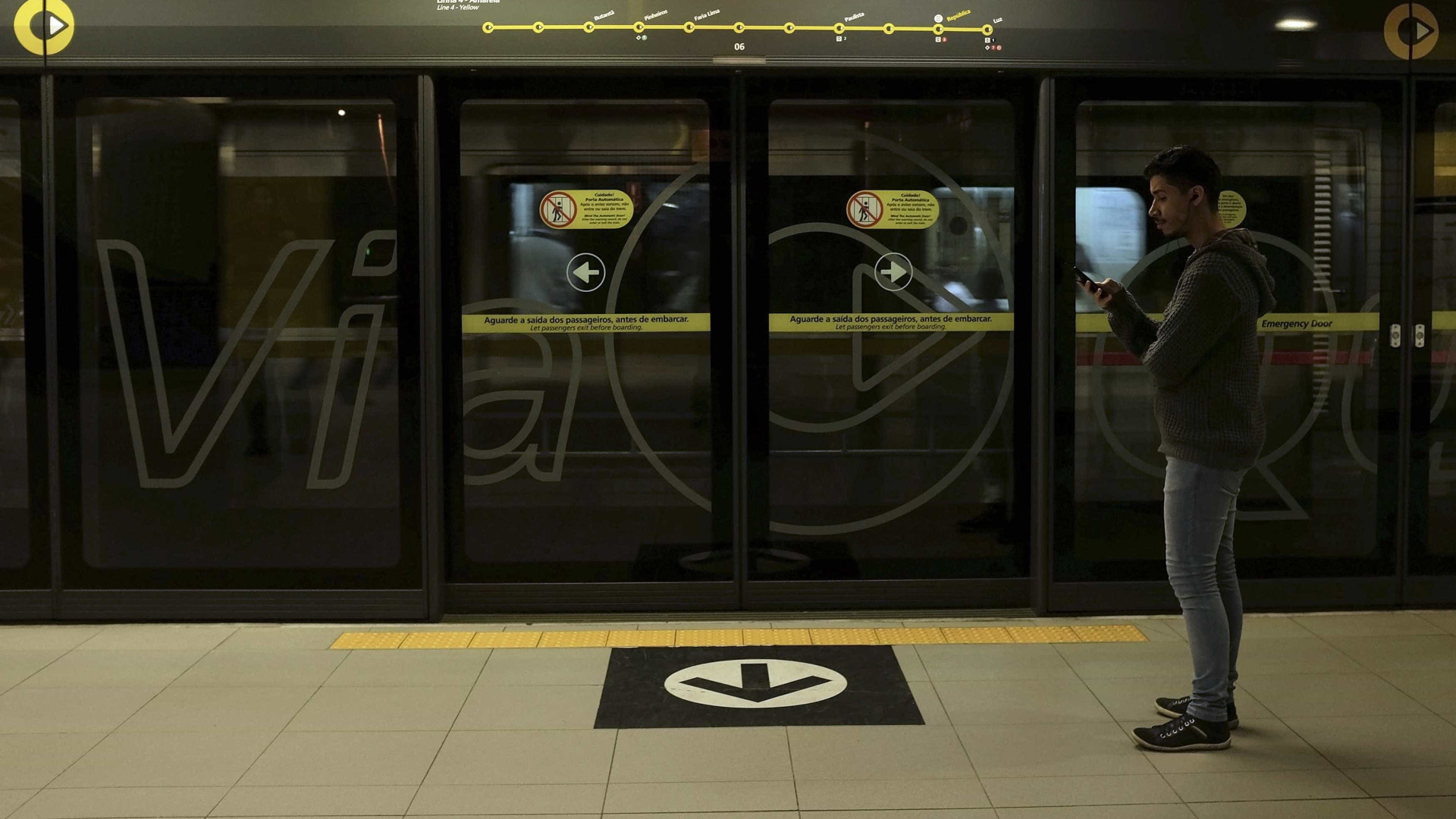 Invasão a trilhos faz metrô de SP retomar portas automáticas