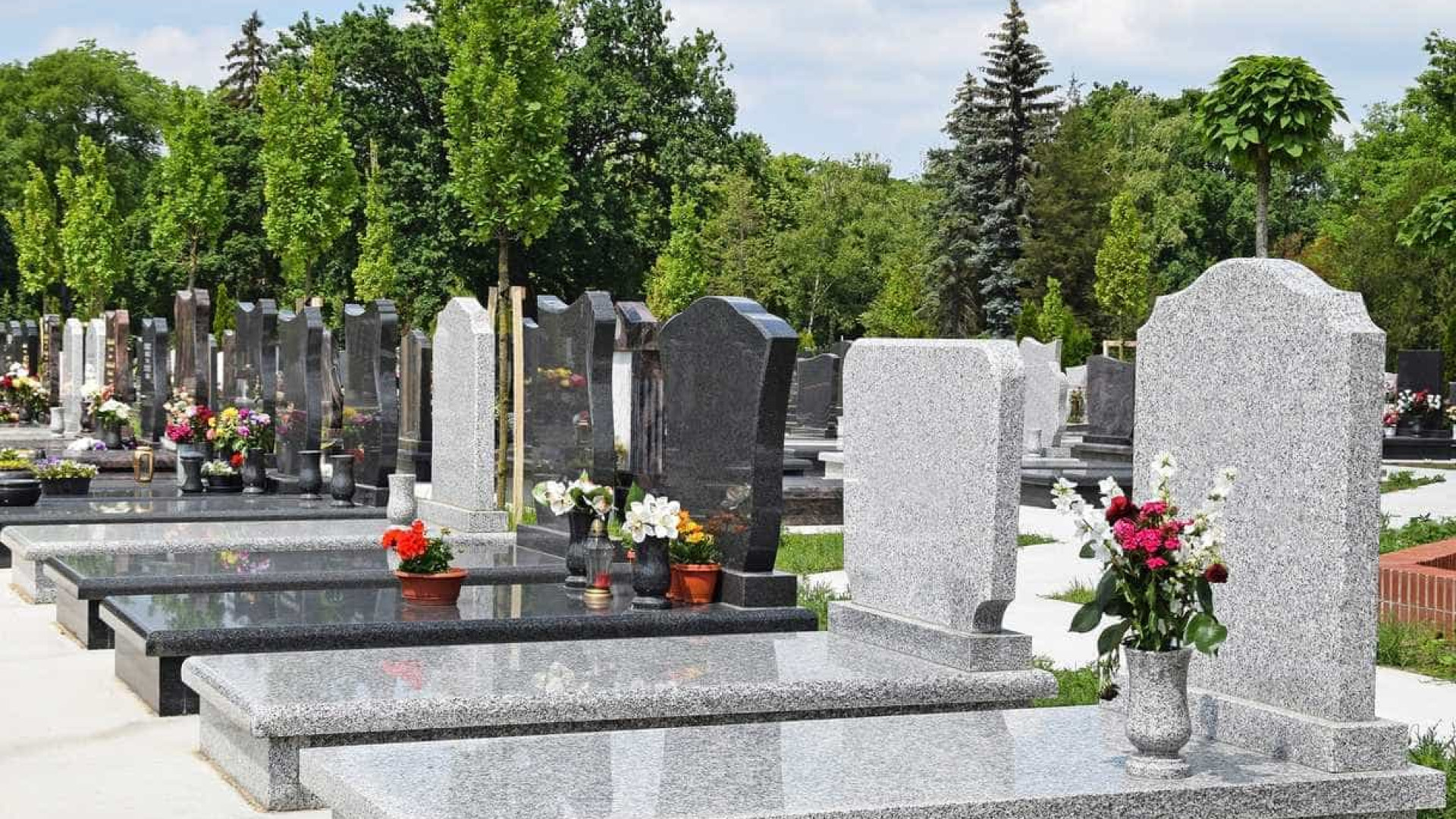 Homem depreda mais de 50 túmulos no subúrbio de Paris