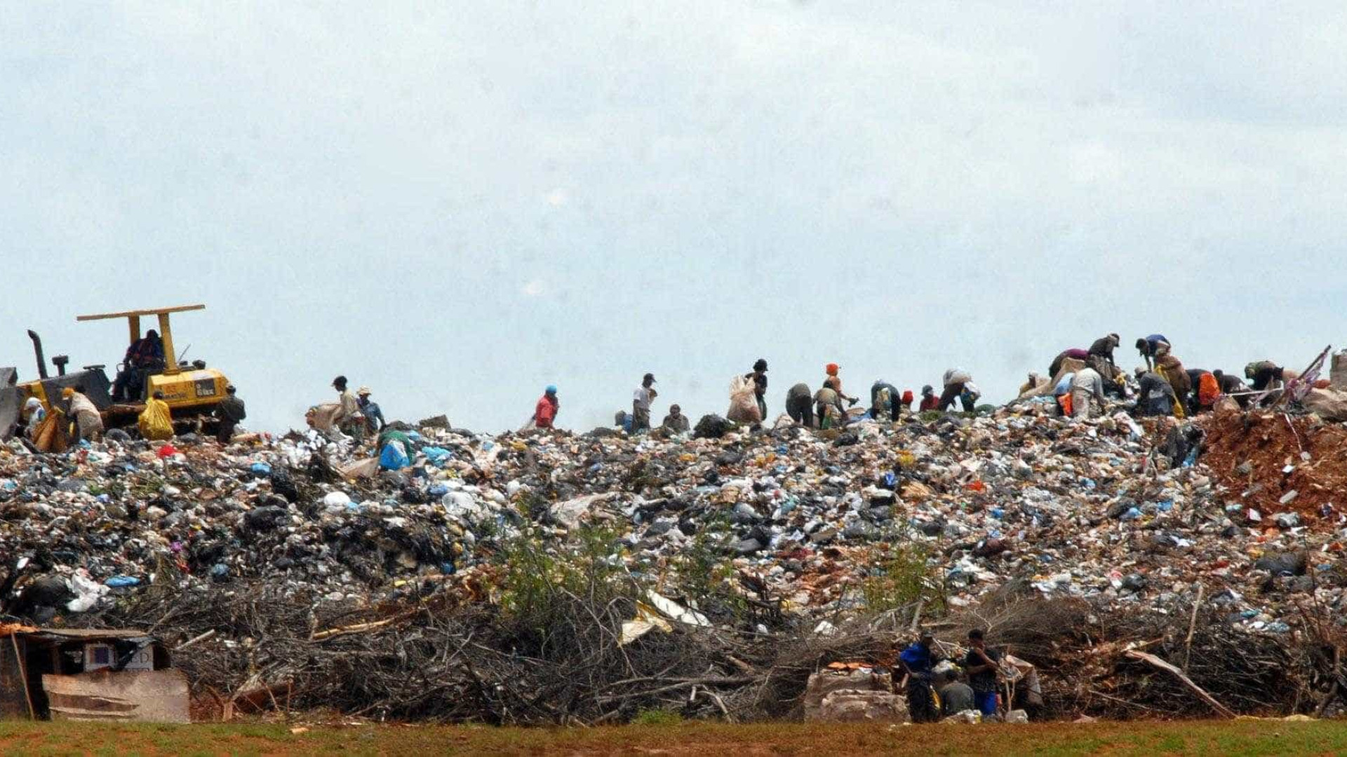 Quadrilha usa lixão em Bangu, no Rio,
 como cemitério particular