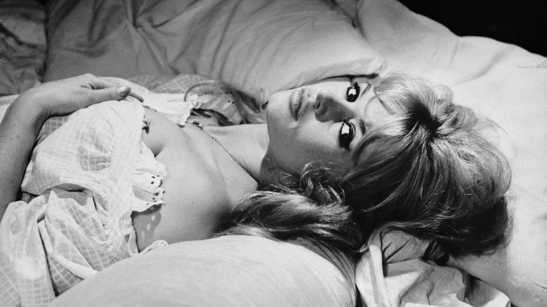Inspirado em Brigitte Bardot, corte 'swag hair' é usado por famosas
