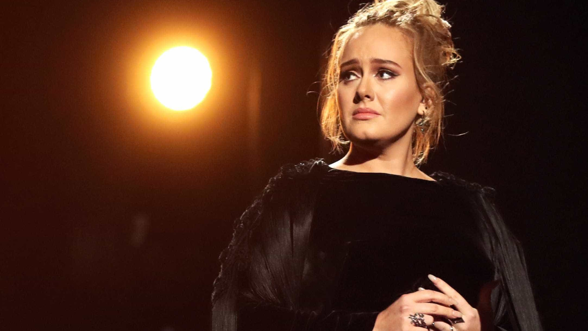 Adele avisa que deve parar de fazer turnês