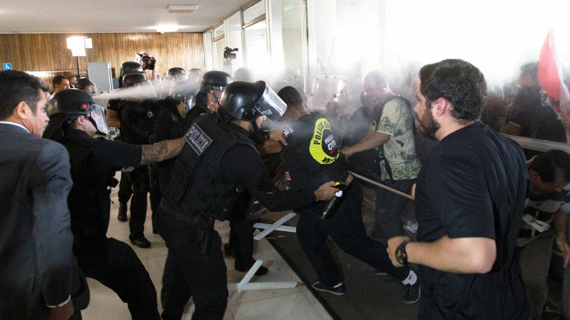 Manifestantes tentam invadir Câmara 
em ato contra PEC da Previdência