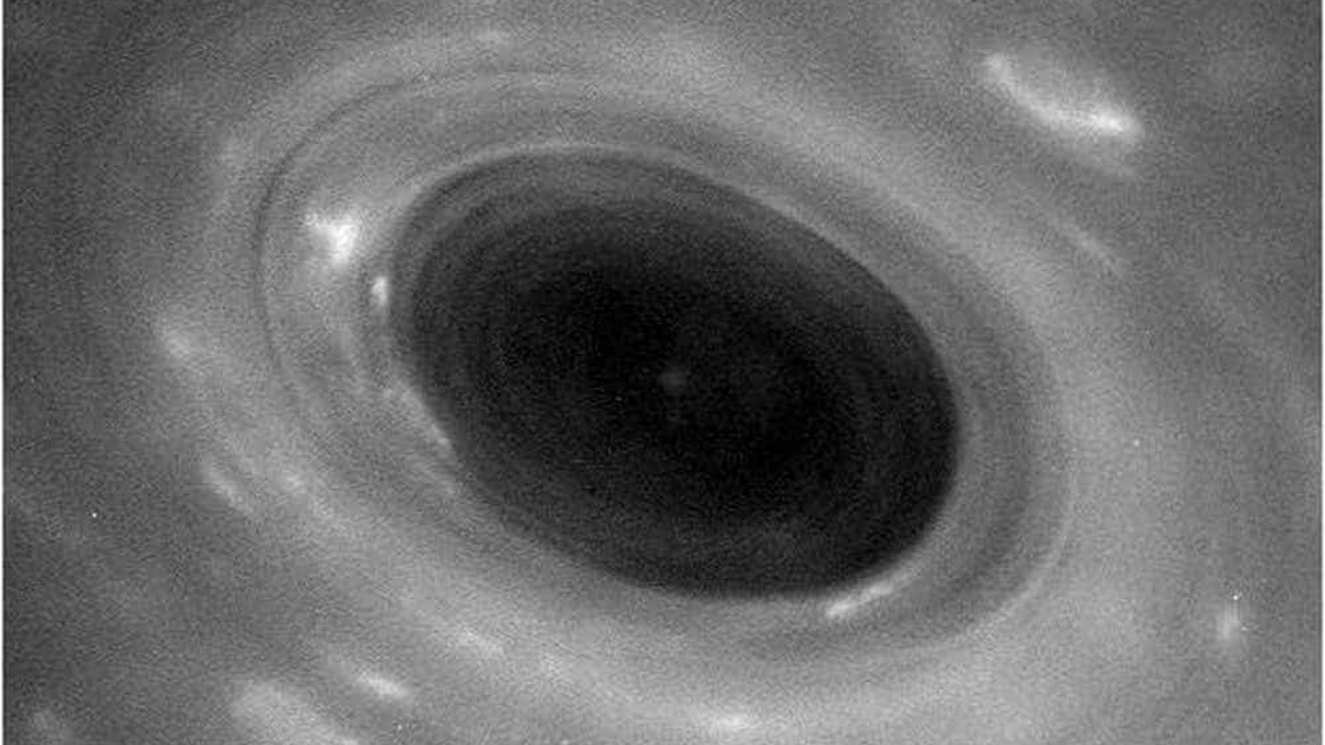 Sonda espacial Cassini capta sombra enorme 
nos anéis de Saturno