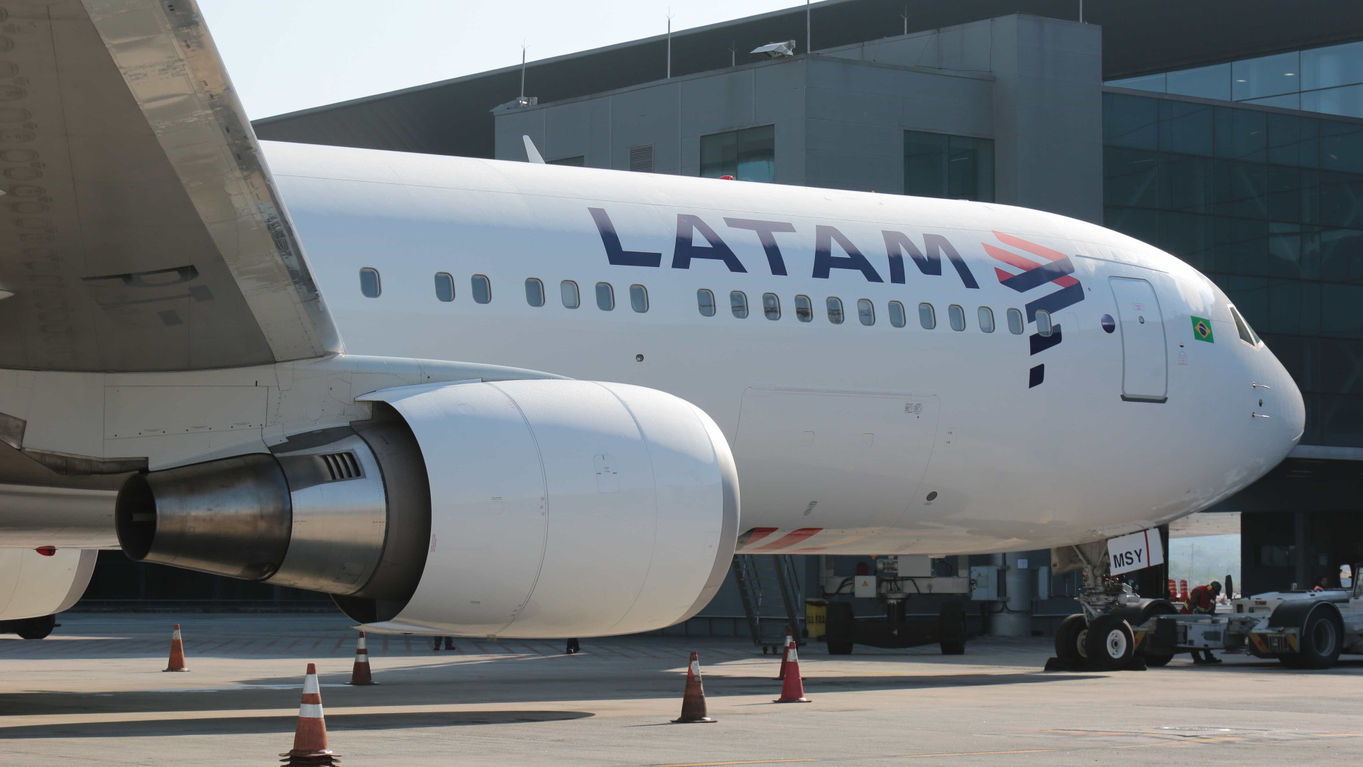 Avião da Latam tem nariz e para-brisa destruídos por granizo em voo