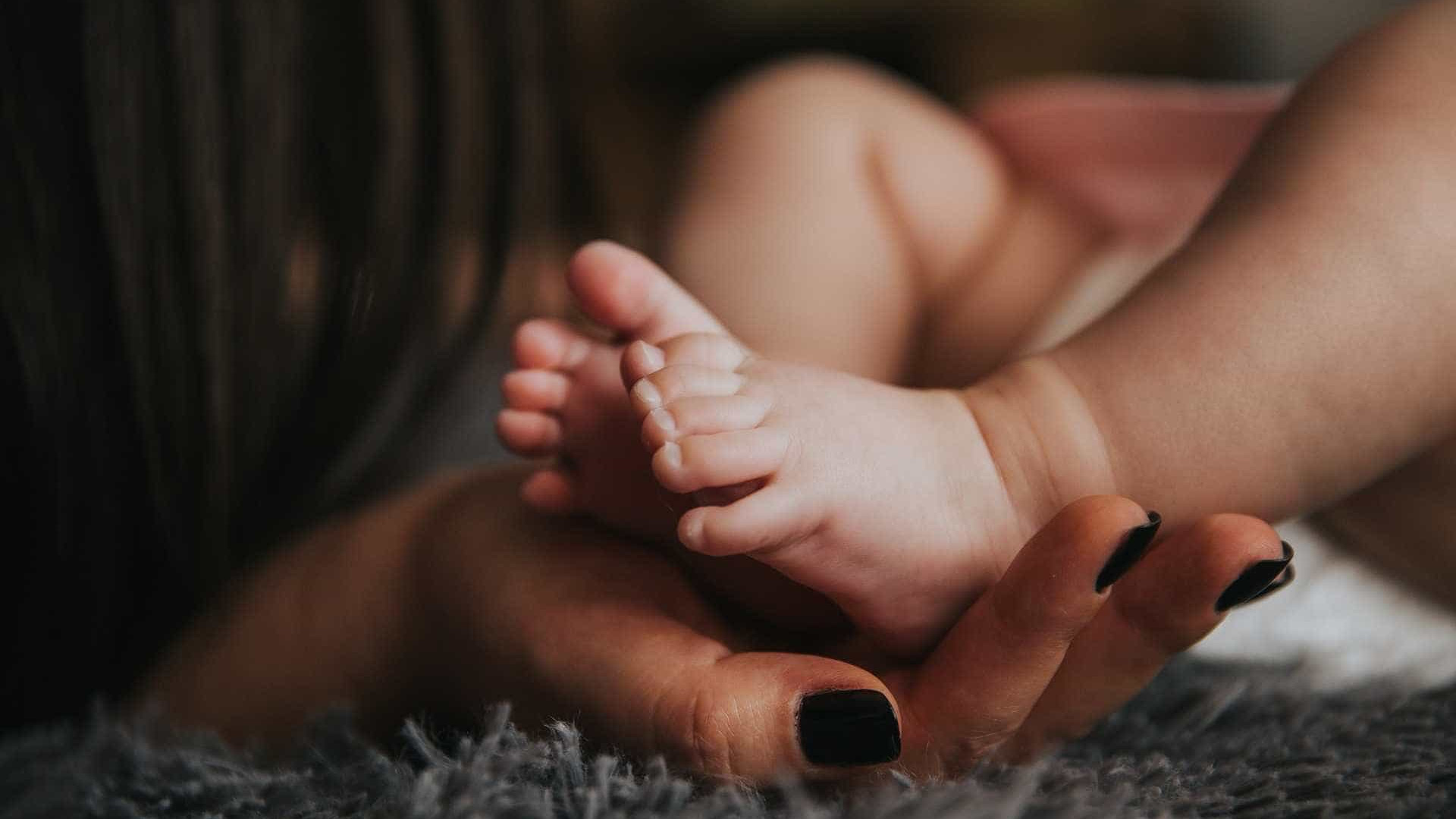 Filho de pessoa trans, bebê terá documento sem identificação de sexo
