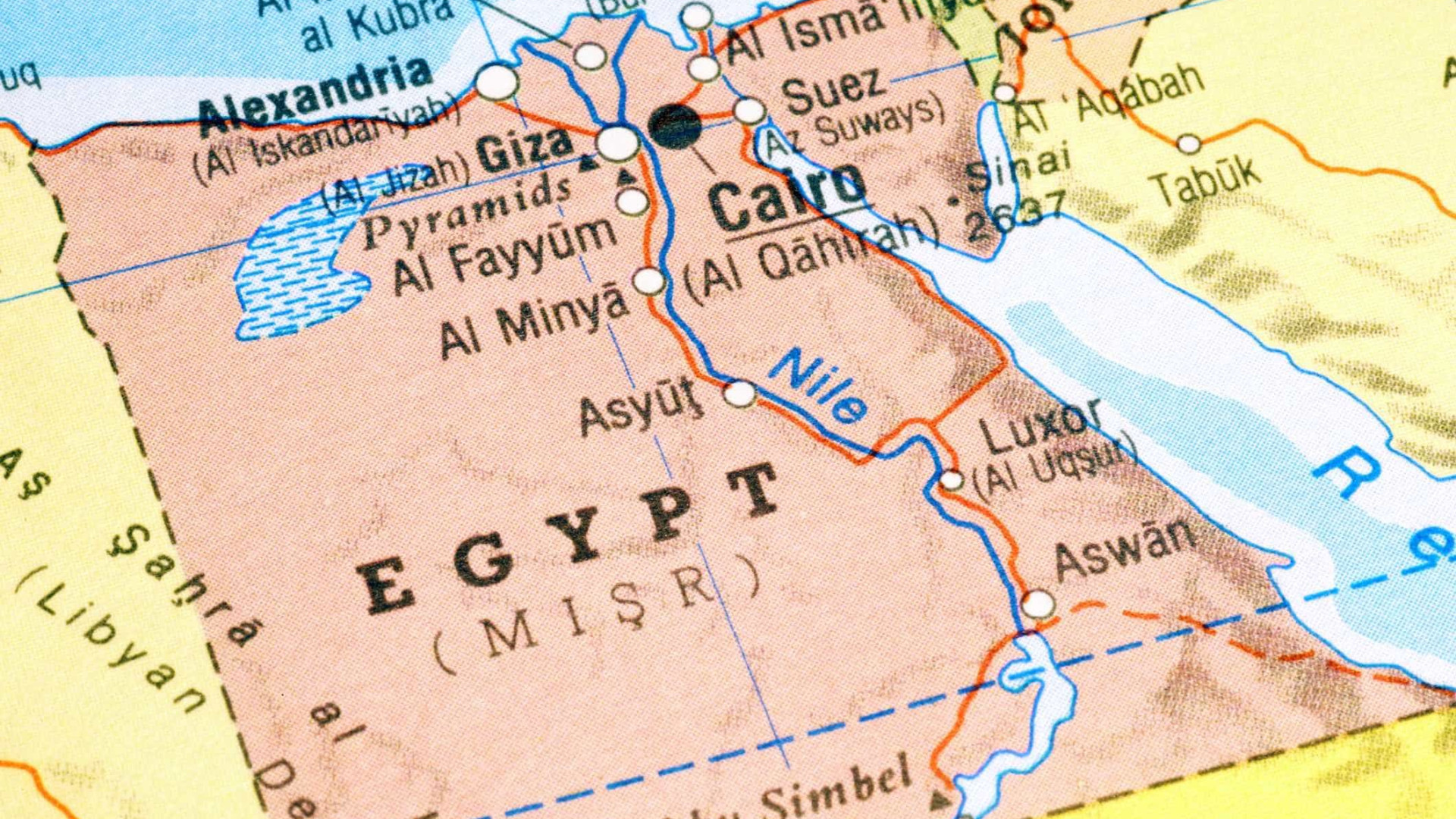 Colisão entre ônibus e caminhão deixa pelo menos 12 mortos no Egito