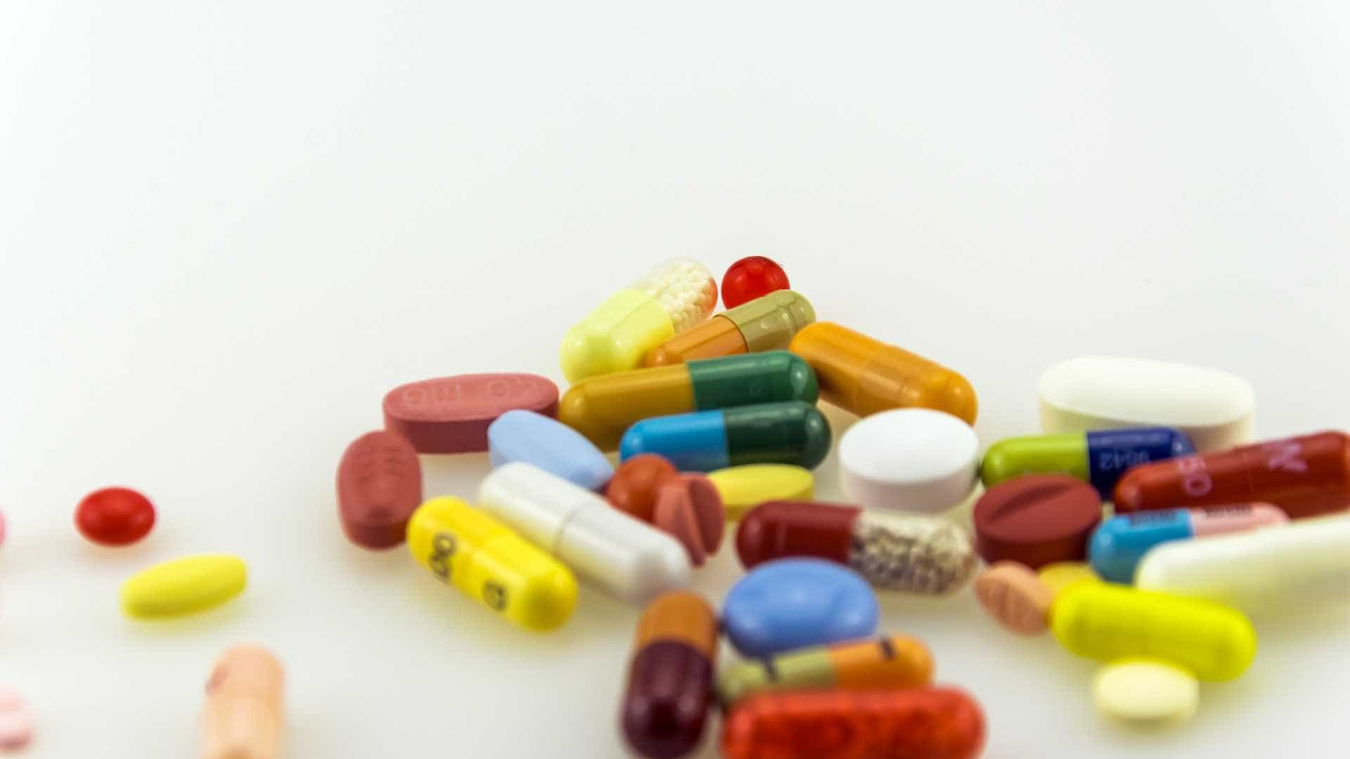 Laboratórios vendem medicamentos acima do preço máximo ao SUS