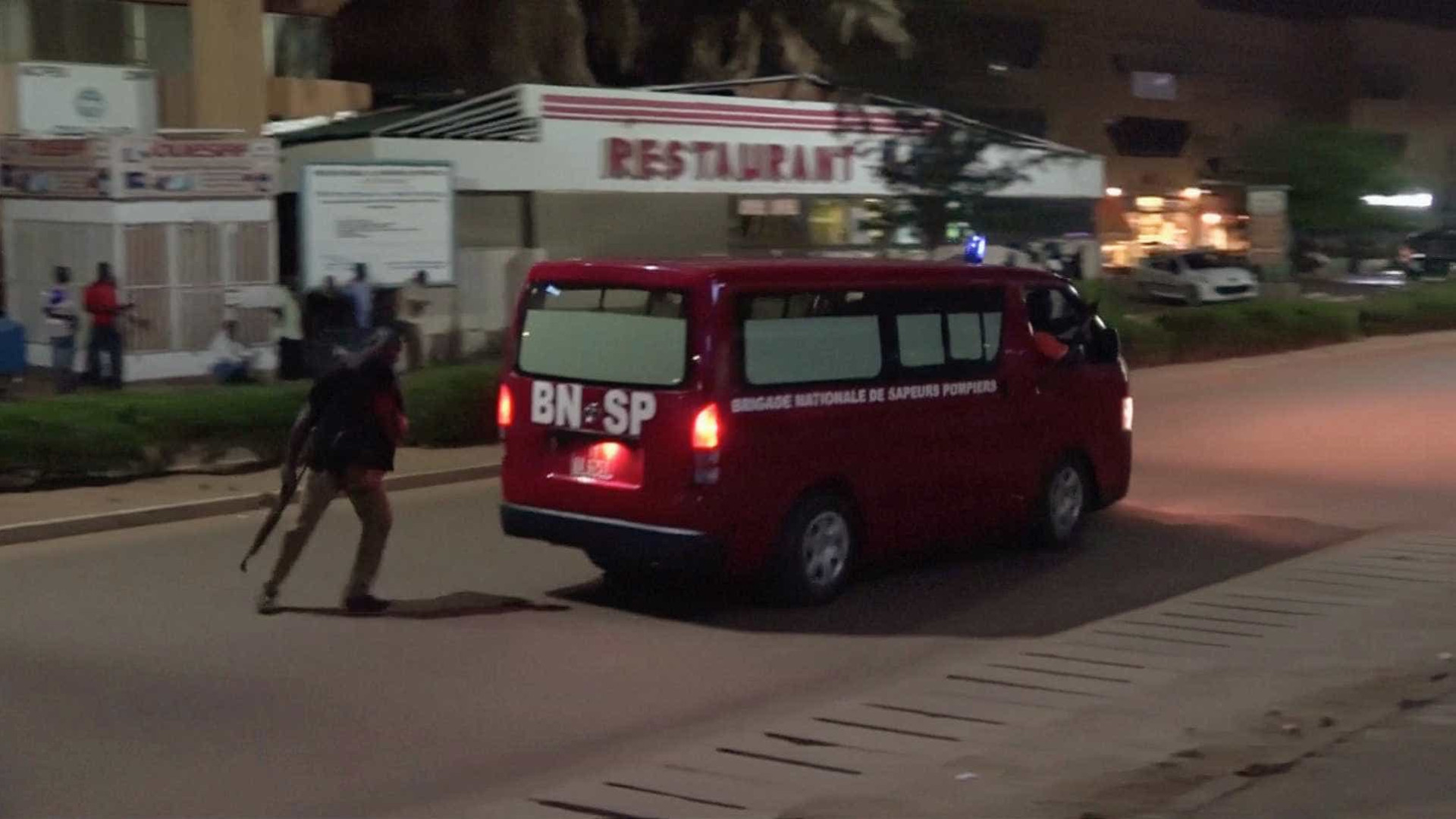 Ataque terrorista deixa mortos e feridos na capital de Burkina Faso
