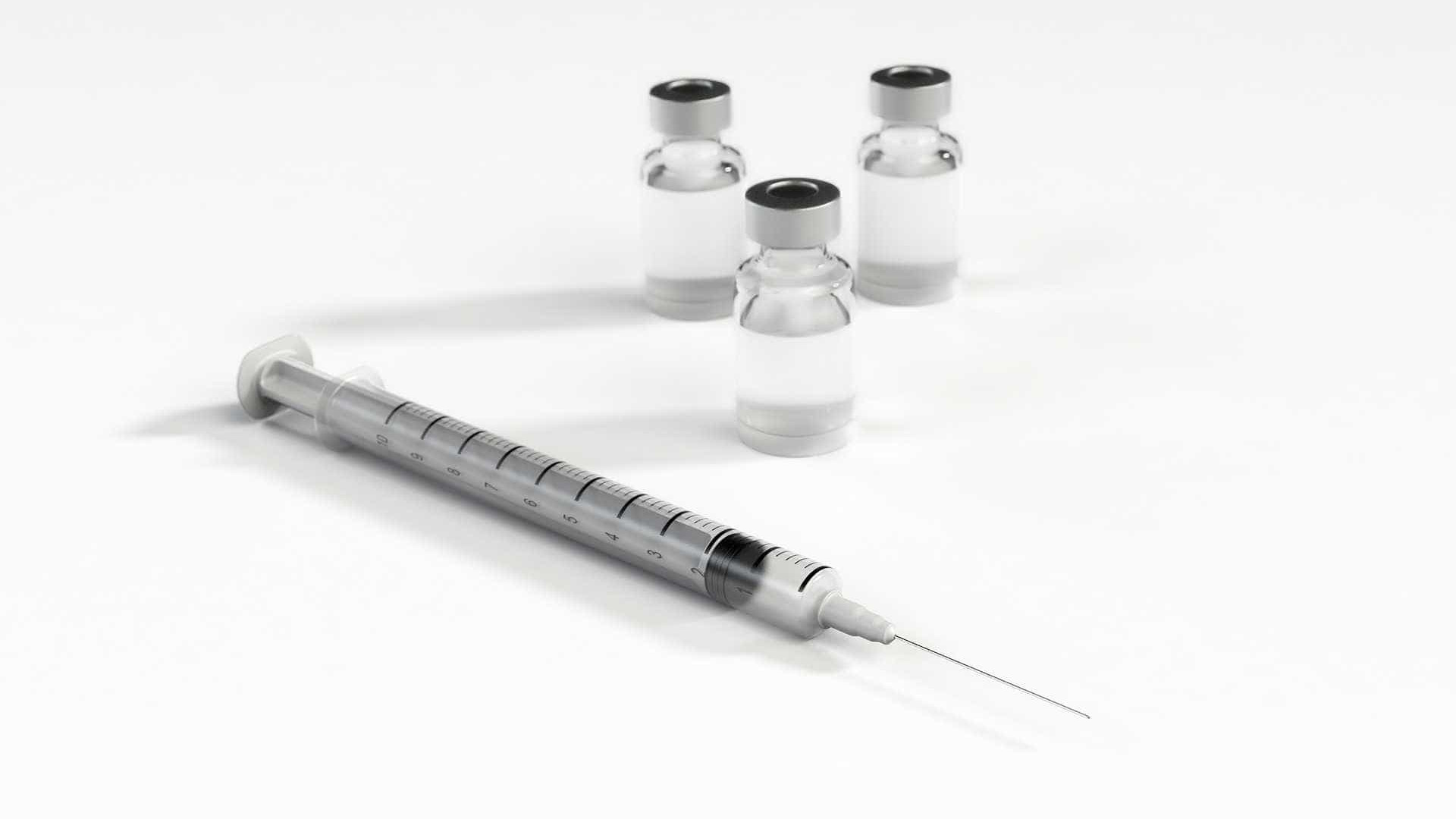 Vacinas salvarão vidas, mas irão demorar meses para diminuir transmissão, diz OMS