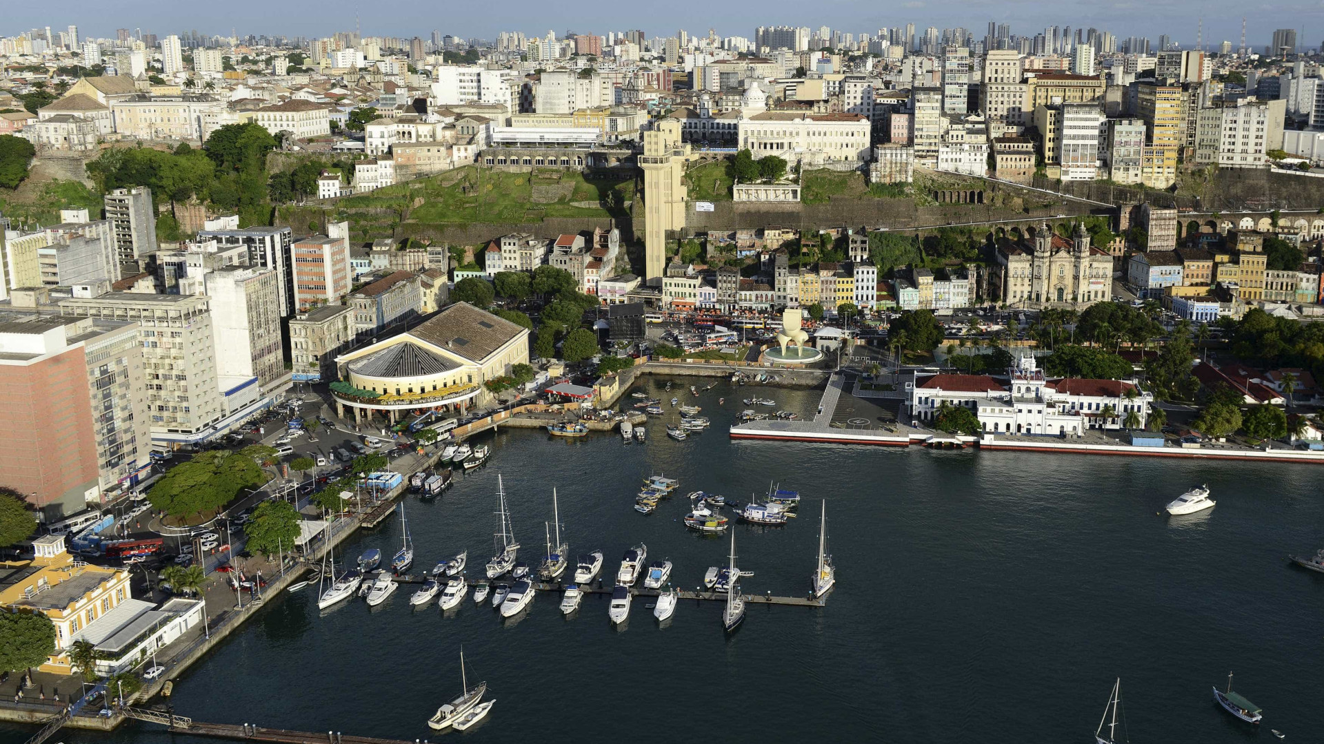 'Muita gente caiu no mar', diz sobrevivente de naufrágio na Bahia