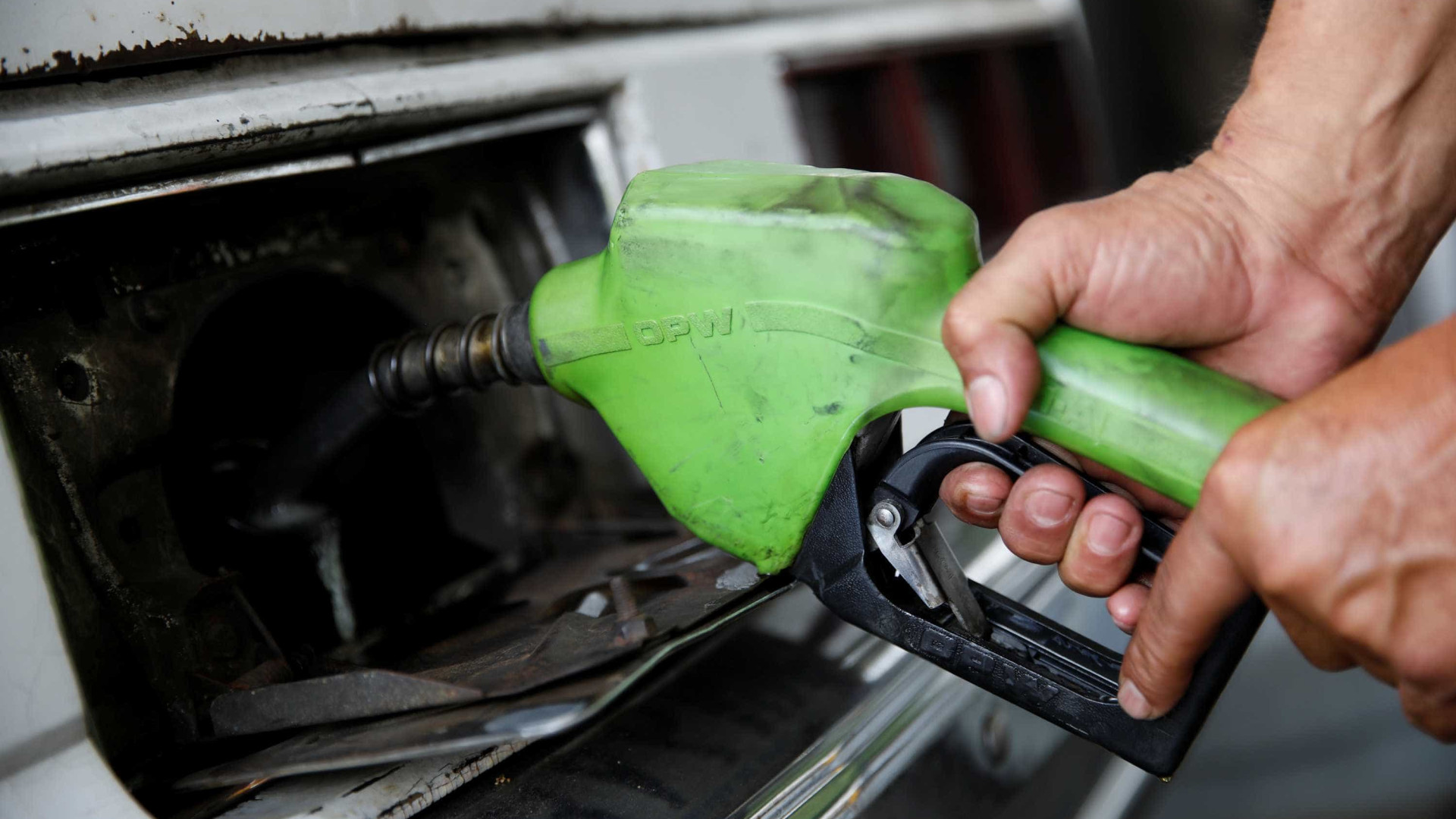 Preço médio da gasolina fecha 2017 a R$ 4,099