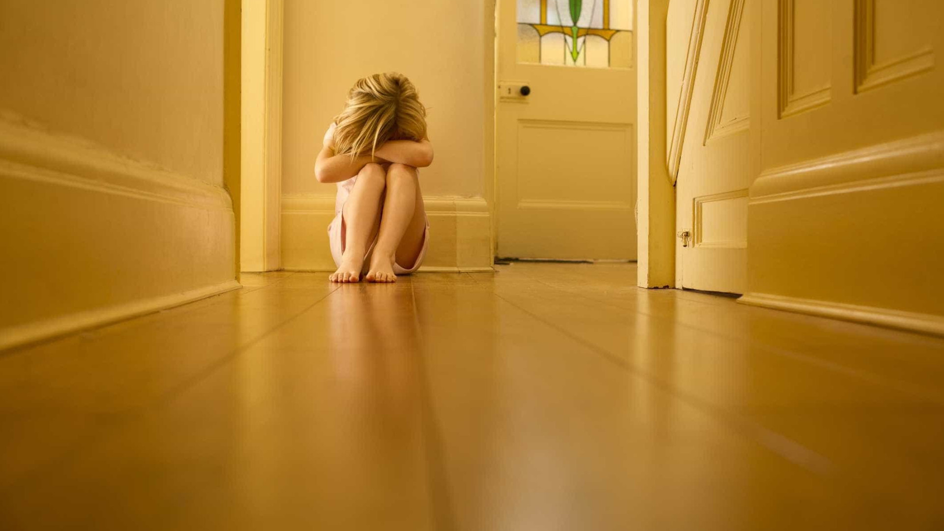 Mãe permite que filha de 9 anos seja violada por amigos durante um ano