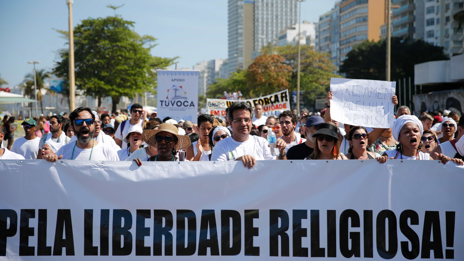 Manifestantes protestam contra a intolerância religiosa em ato no Rio
