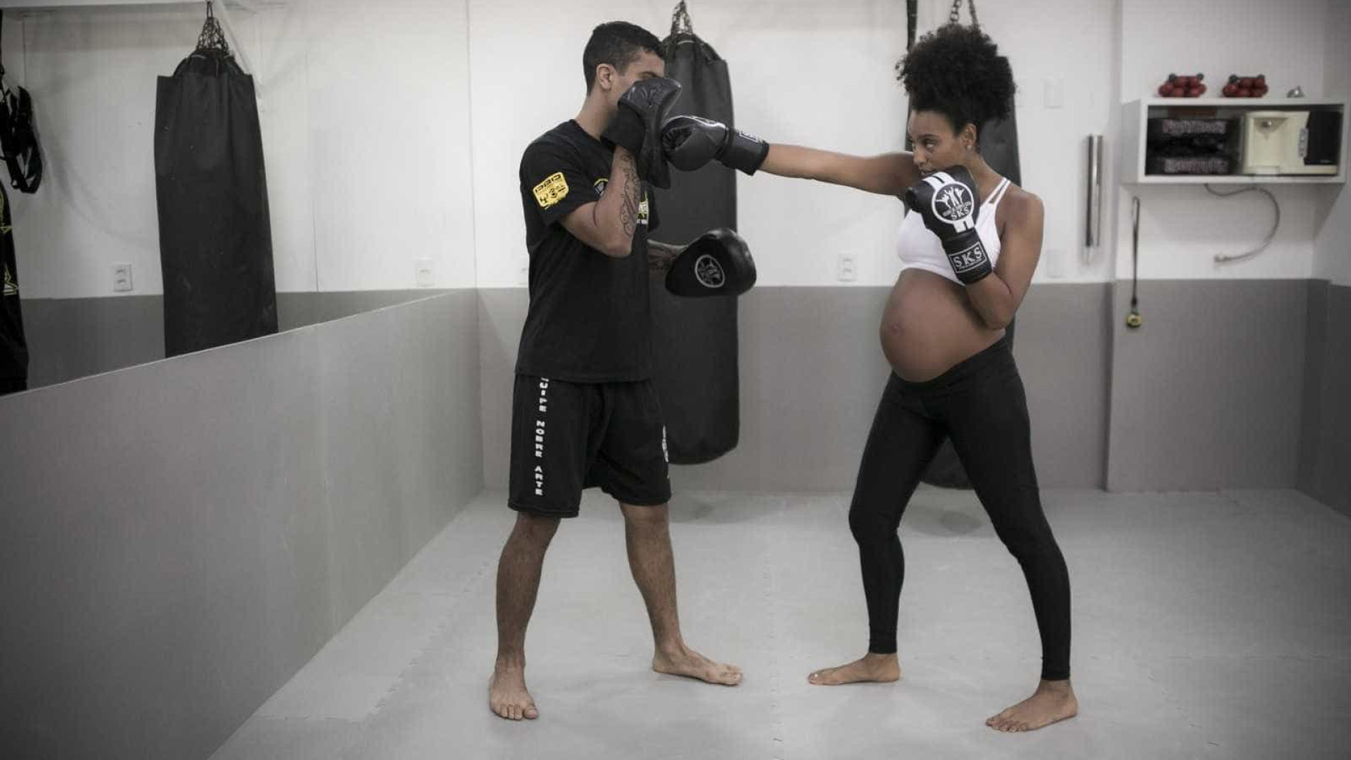 Grávida de 8 meses e meio, Sheron Menezzes pratica luta