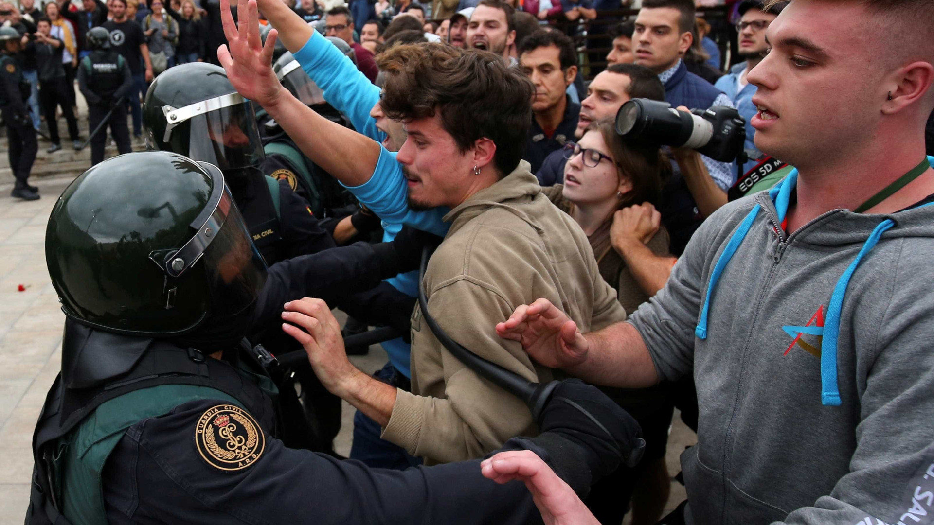 Vídeo denuncia violência policial em referendo na Catalunha