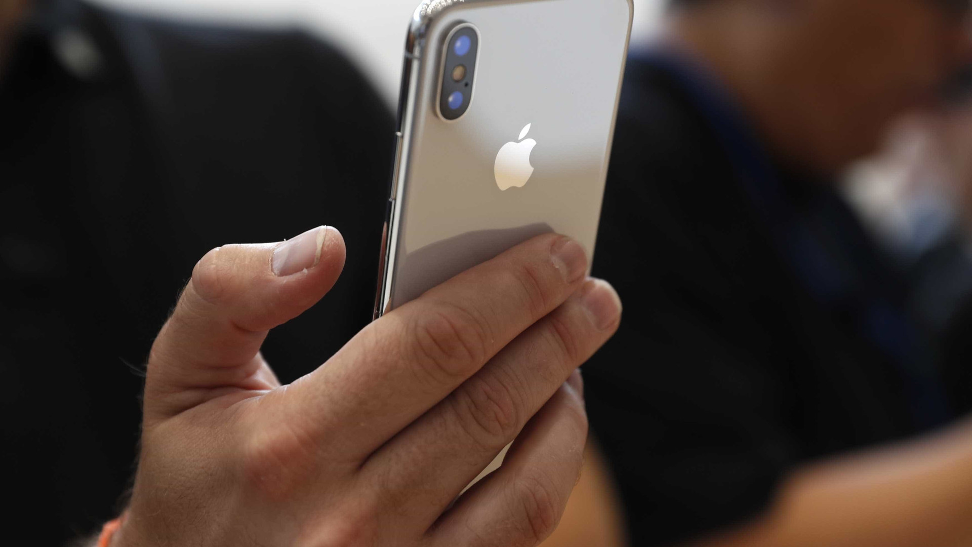 Apple vira alvo de investigação na França por encurtar vida de iPhones