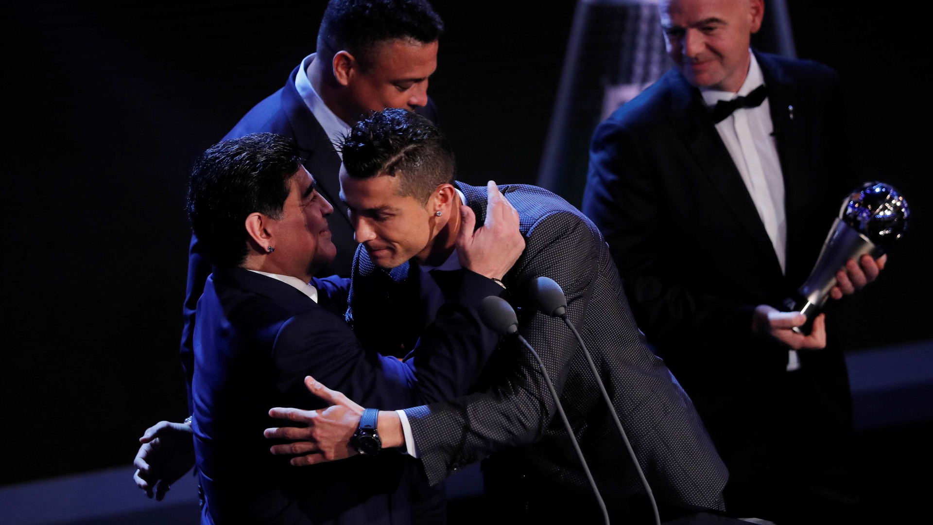 Maradona diz que 'foi muito difícil' entregar o prêmio a Cristiano