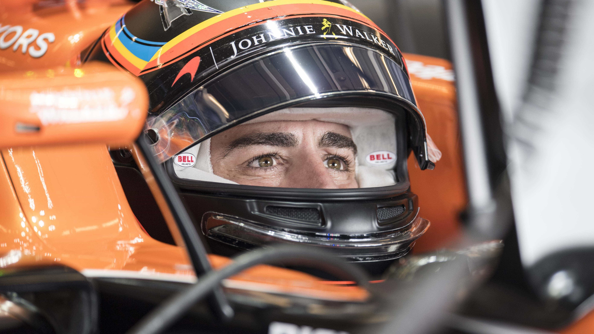 Alonso diz que F-1 é 'mundinho' e almeja ser o 'melhor piloto do mundo'