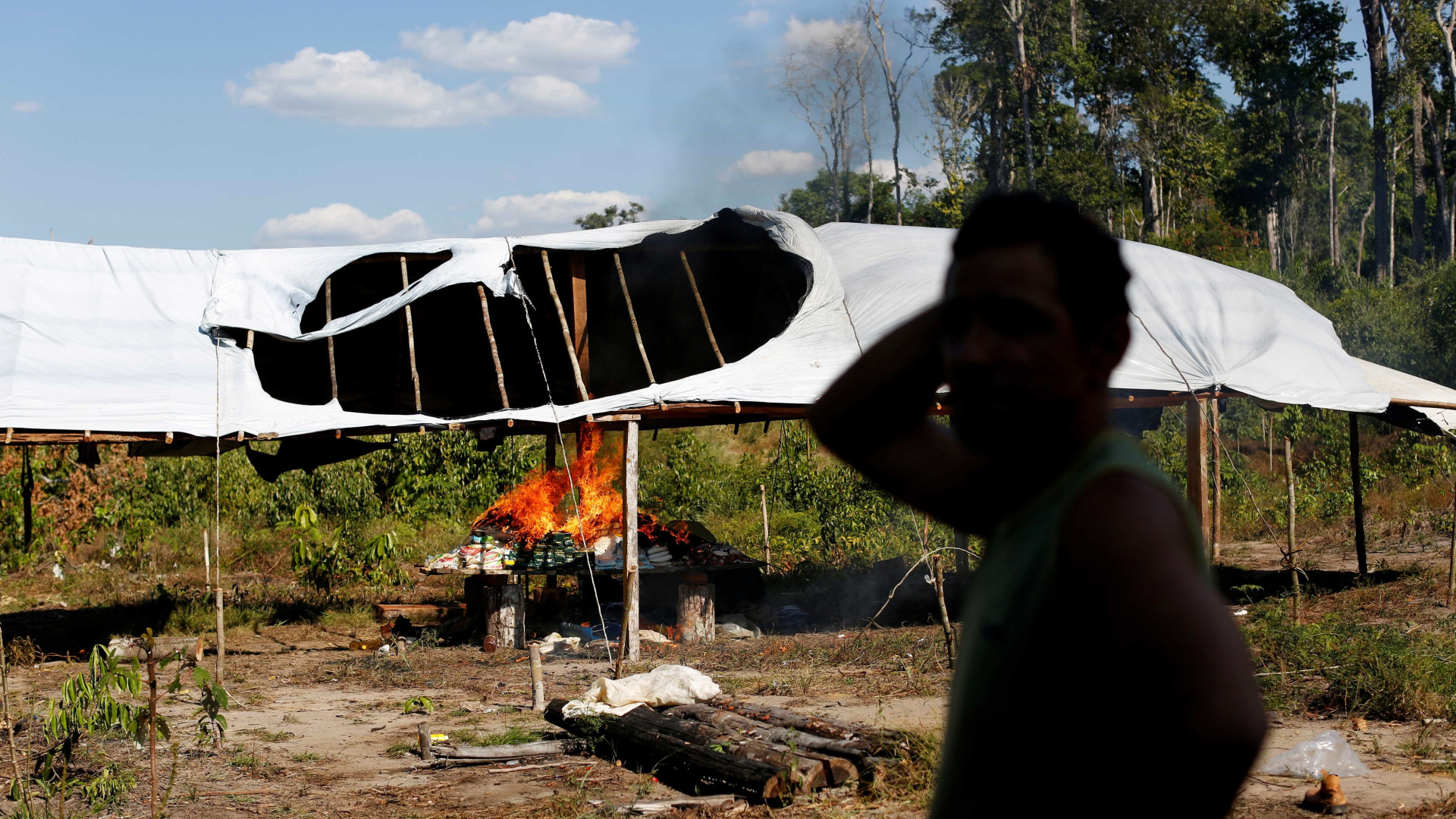 Garimpeiros em rio na Amazônia falam em tocaia contra a polícia