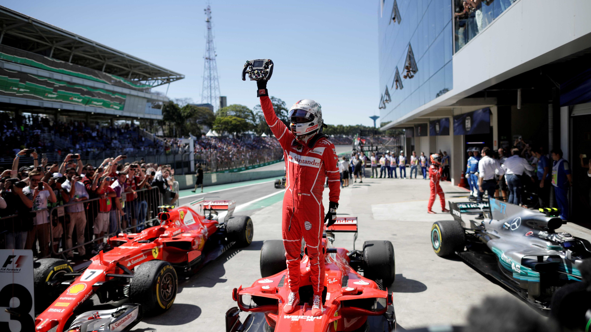 Com três pilotos divididos por 150 milésimos, Vettel lidera treino