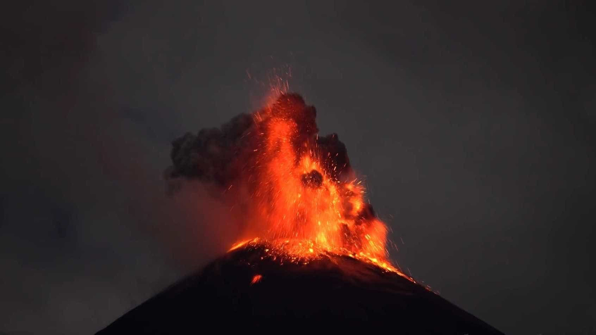 Vídeo mostra erupções noturnas espetaculares do vulcão Reventador