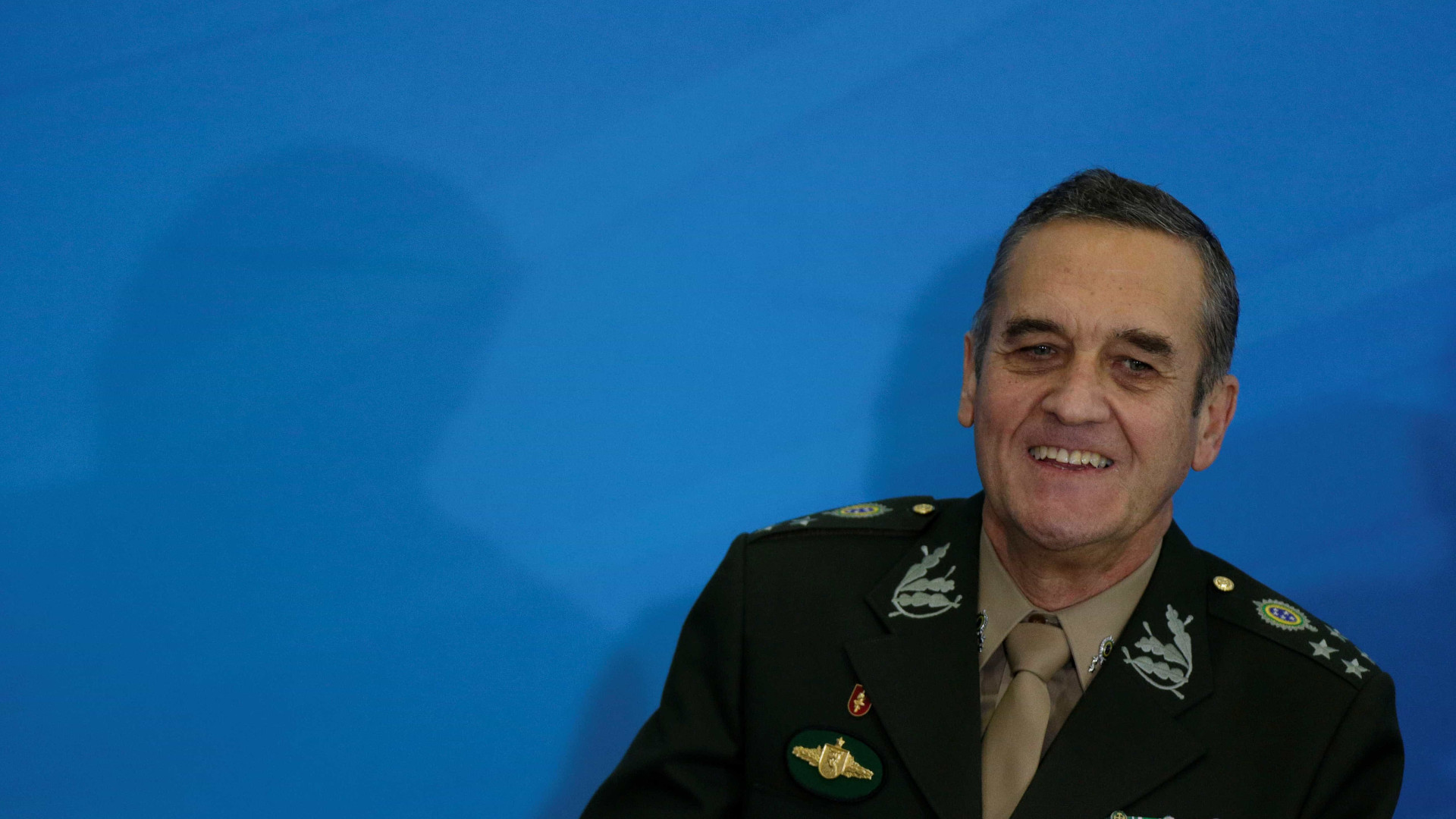 Bolsonaro visita general Eduardo Villas Bôas após alta