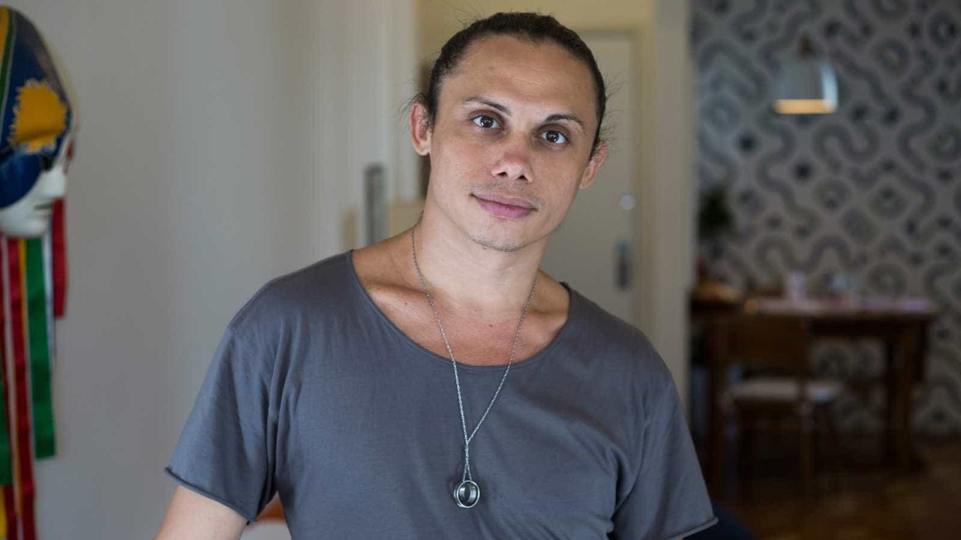 Silvero Pereira relembra preconceito na TV por ser gay e revela vontade de ser pai