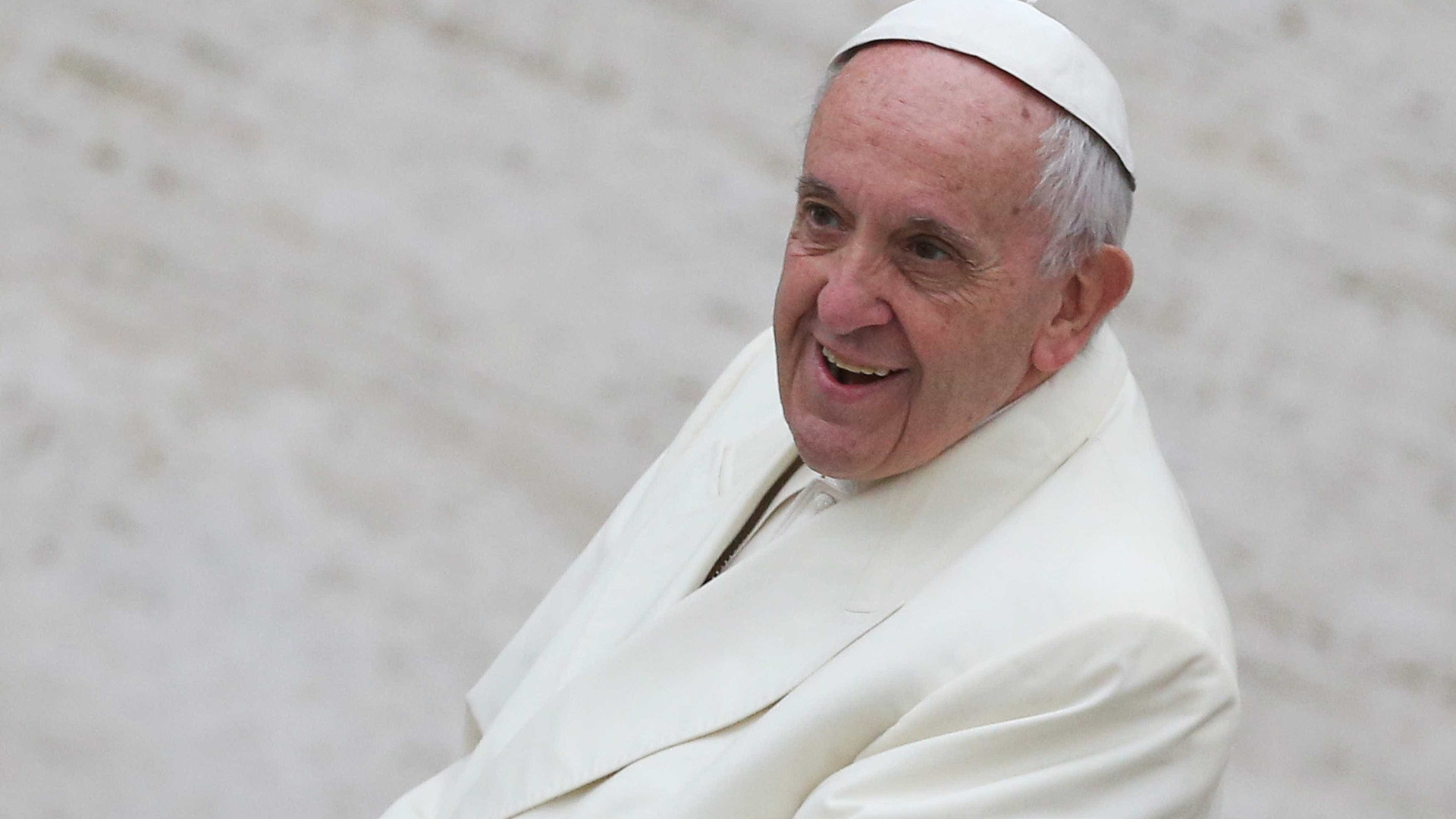Papa Francisco faz visita surpresa a idosa em Roma