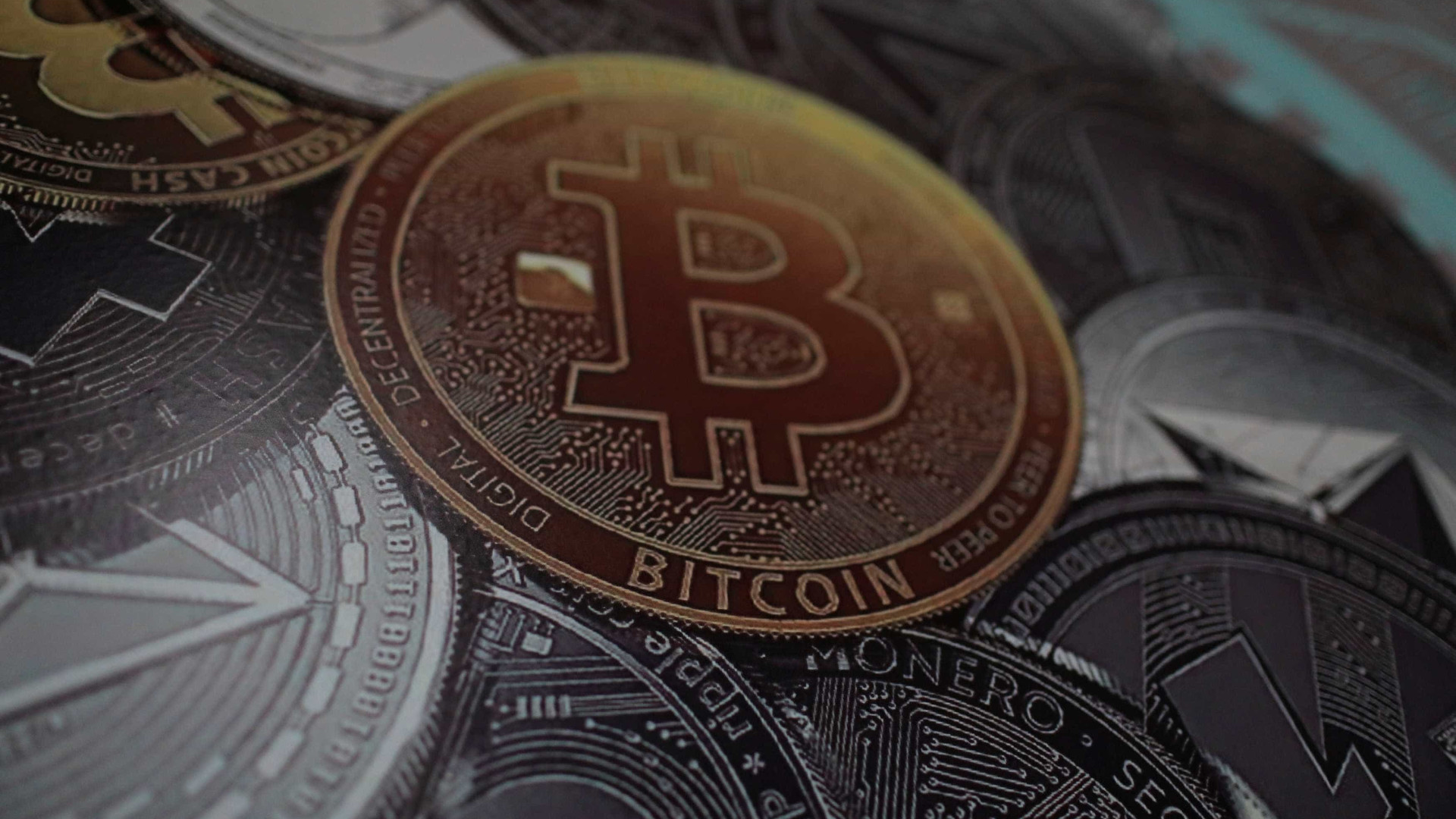 Bitcoin tem dia de recuperação parcial, após tombo de 15% no domingo