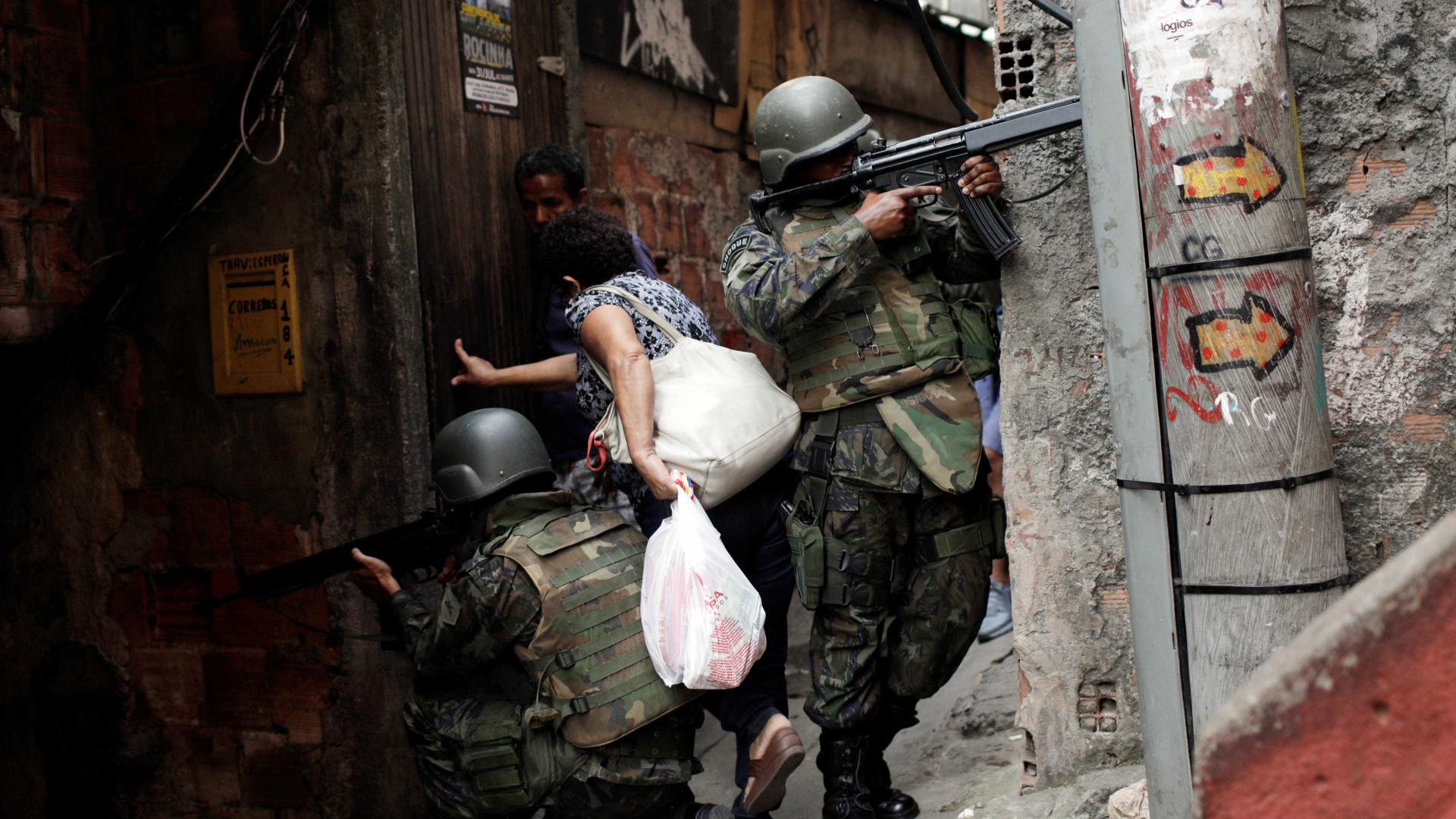 Homem é preso por desacato a militares durante operação no Rio