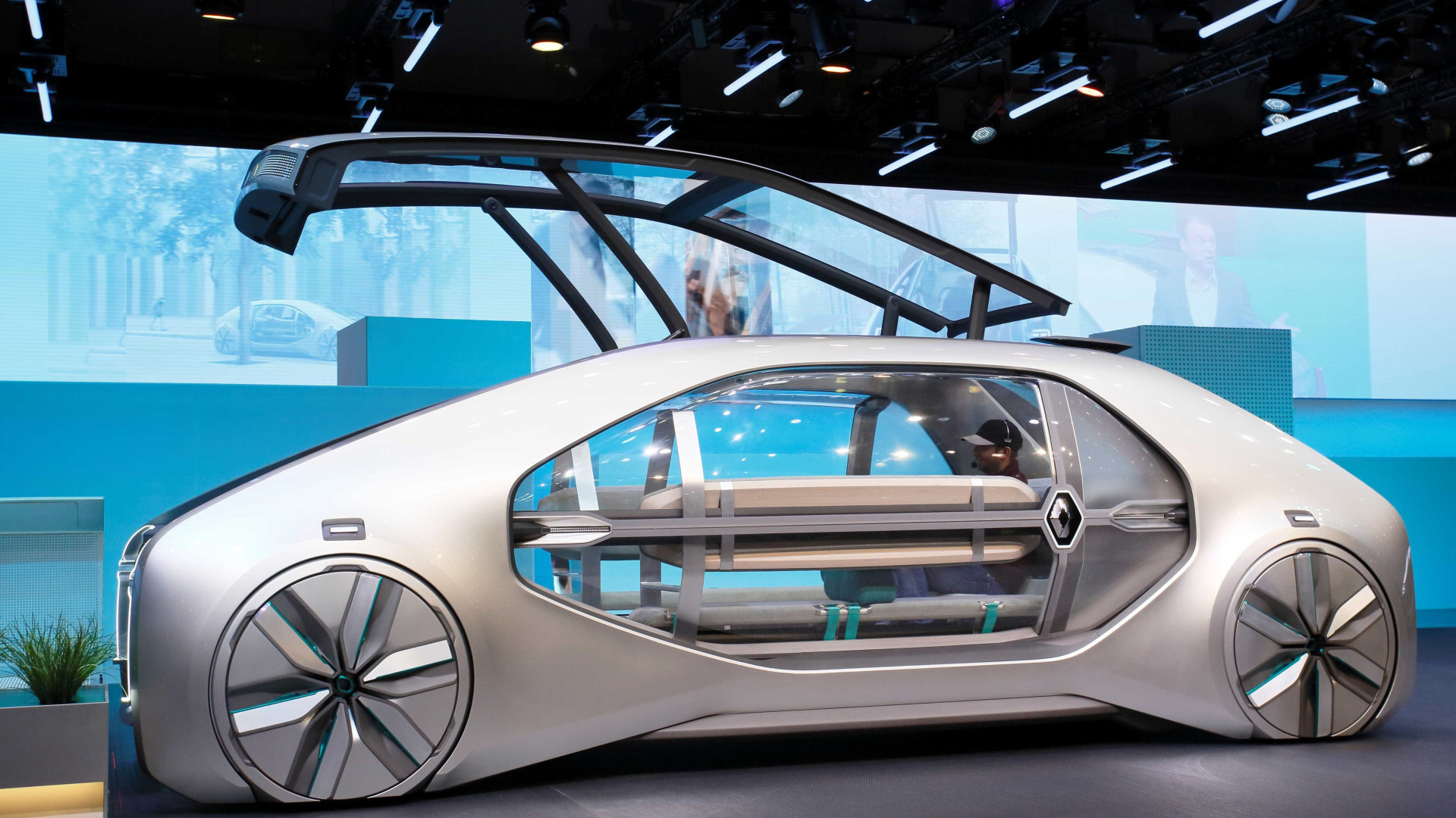 Renault apresenta carro futurista autônomo para seis passageiros