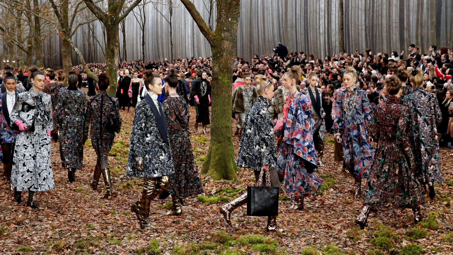 Chanel impressiona com desfile na floresta