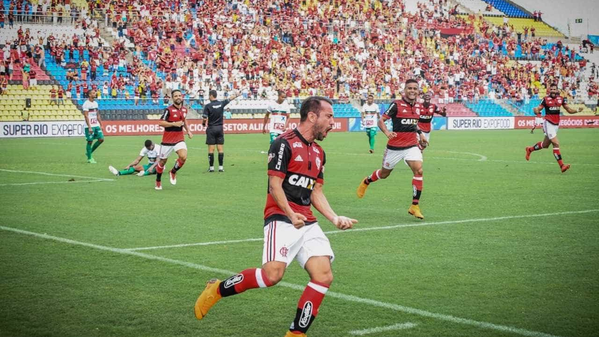 Éverton Ribeiro brilha, Flamengo goleia o Corinthians e assume a liderança