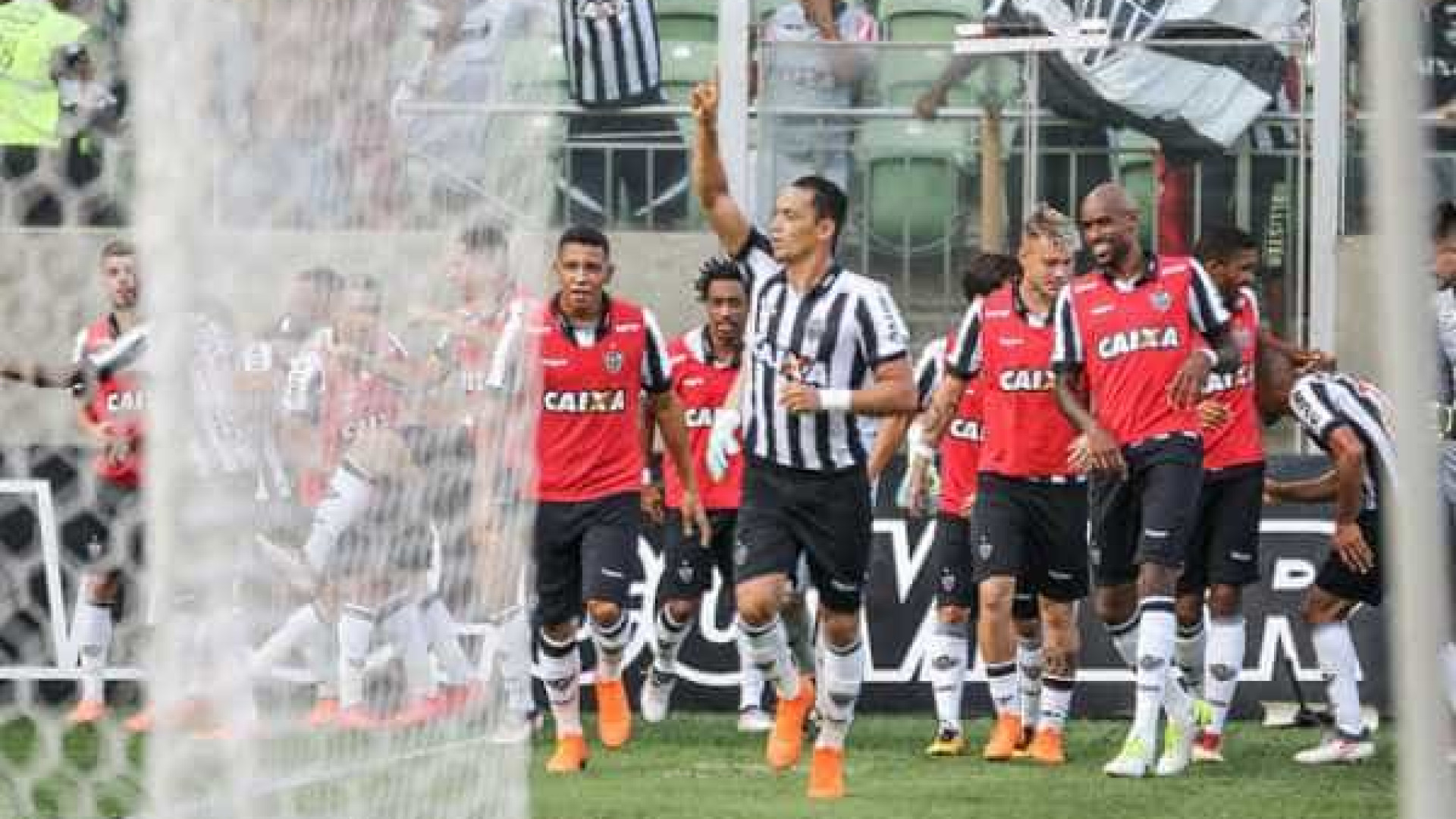 Atlético-MG atropela com 3 gols, bate Cruzeiro e vê título mais perto