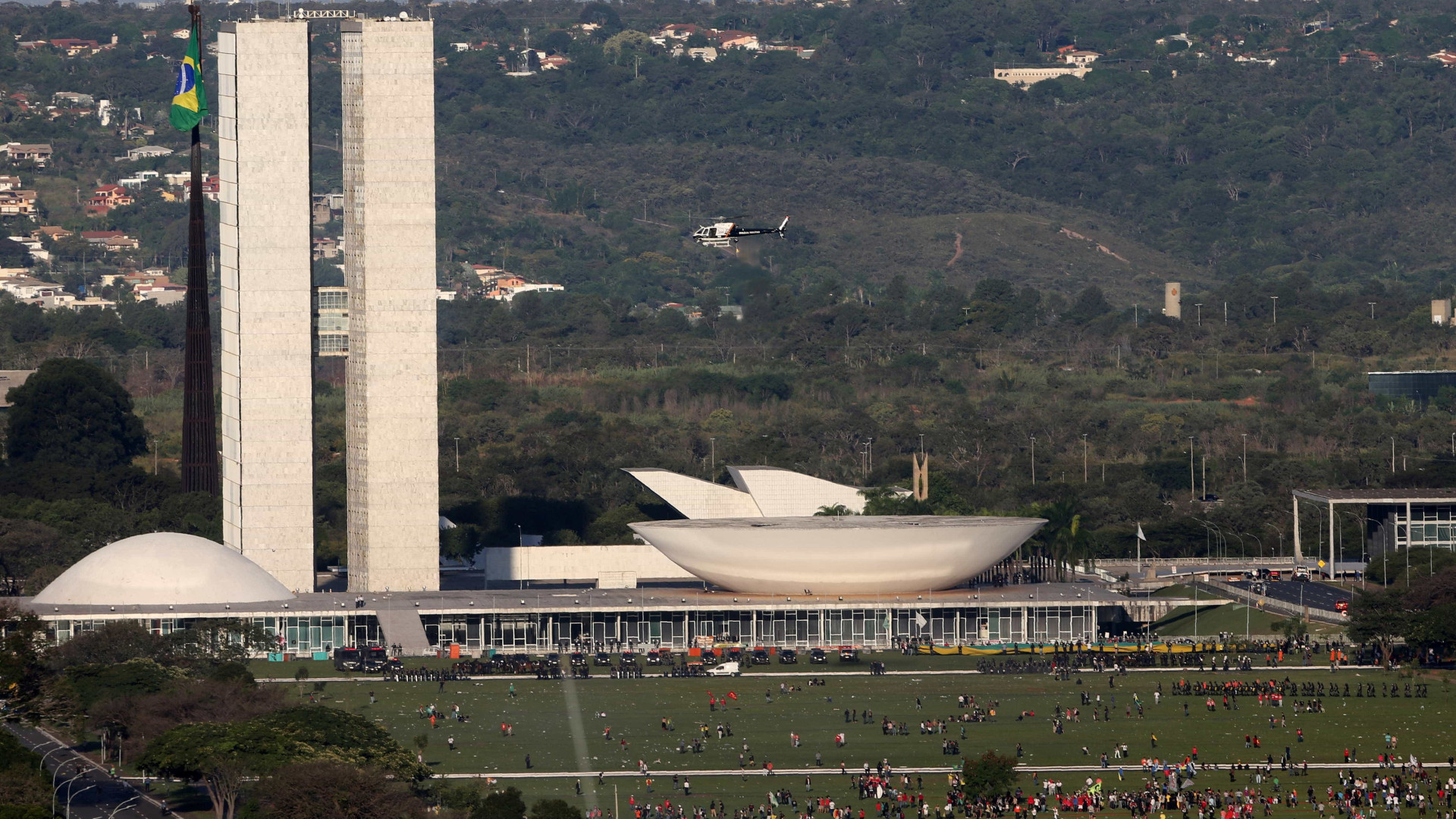 Manifestantes acompanham julgamento na Esplanada, em Brasília