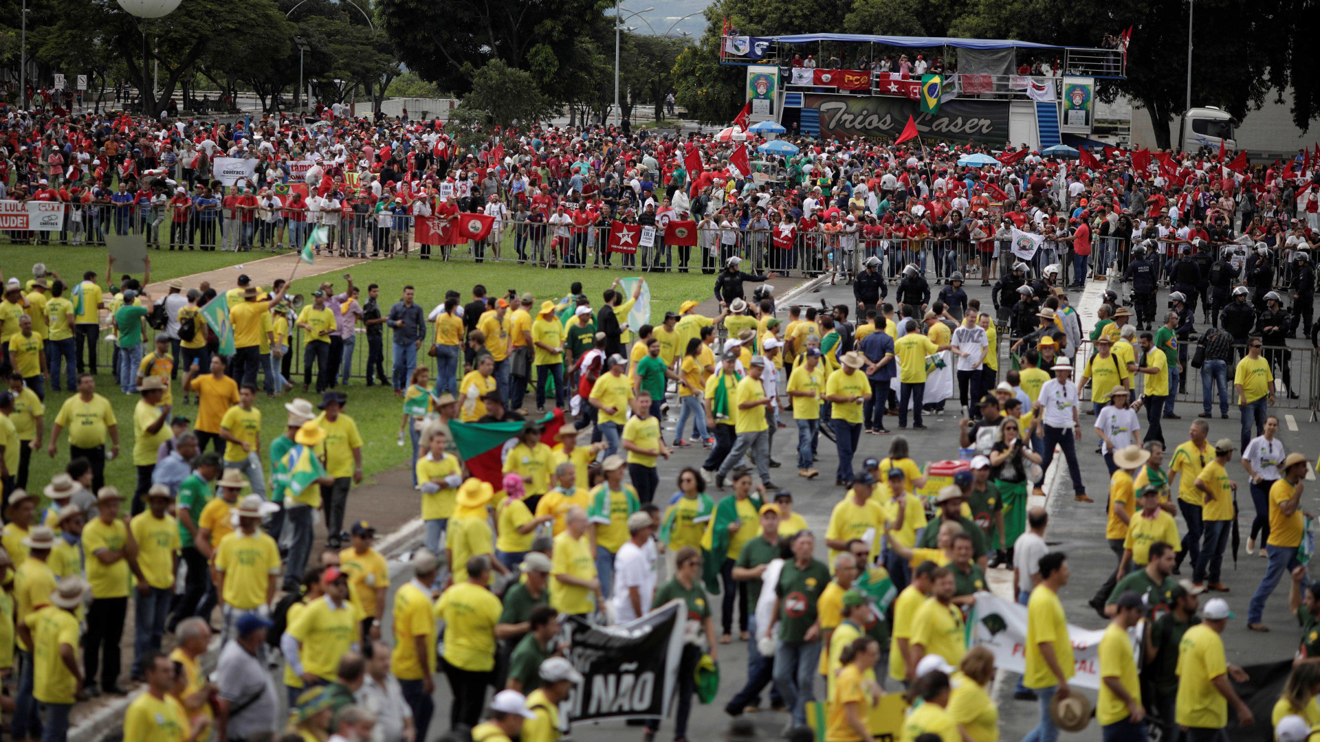 PM: atos reúnem 2,5 mil contra HC de Lula e 1,5 mil a favor em Brasília