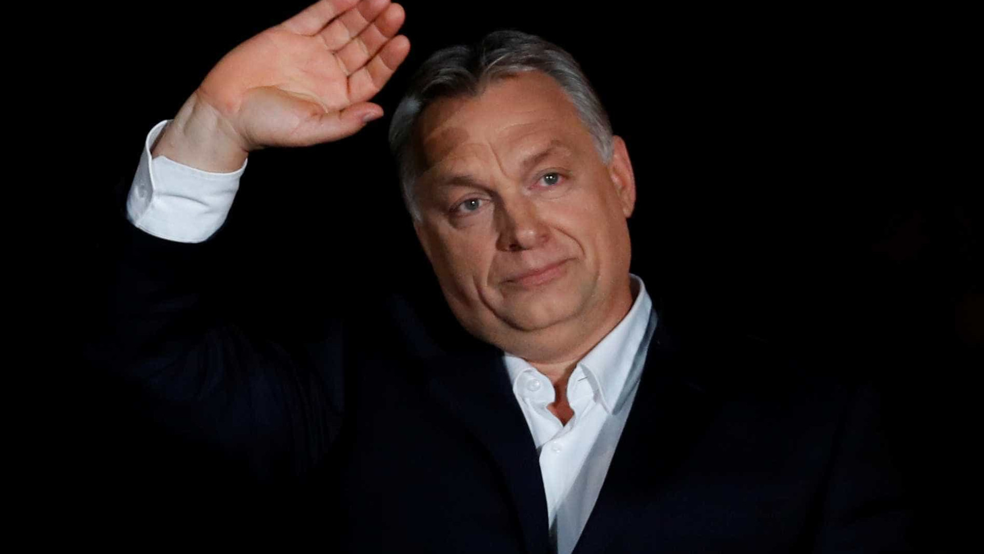 Orbán equilibra posições em busca de se manter no cargo