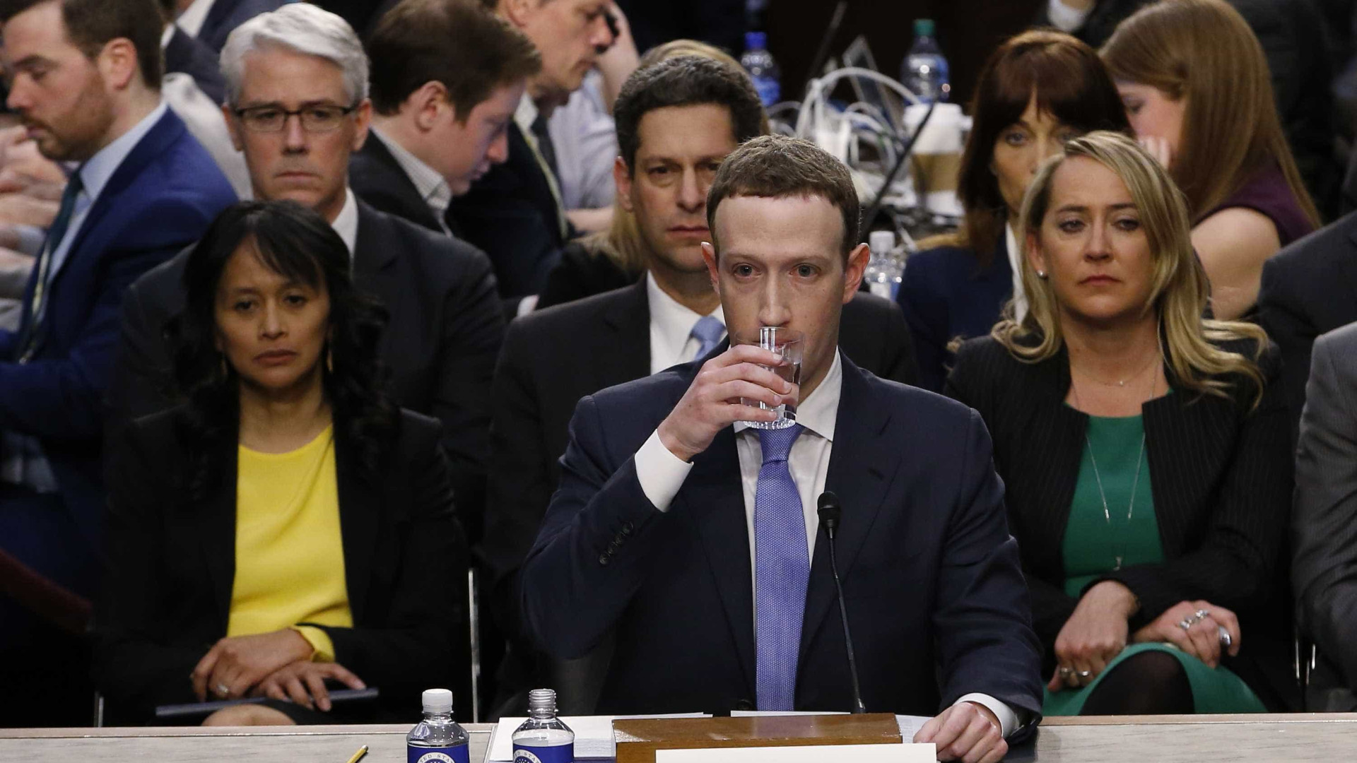 Em depoimento de Zuckerberg, senadores questionam modelo do Facebook