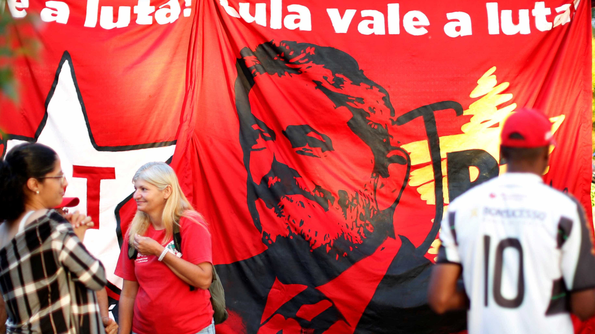 Manifestantes pró-Lula fazem ato em shopping de senador tucano; vídeo