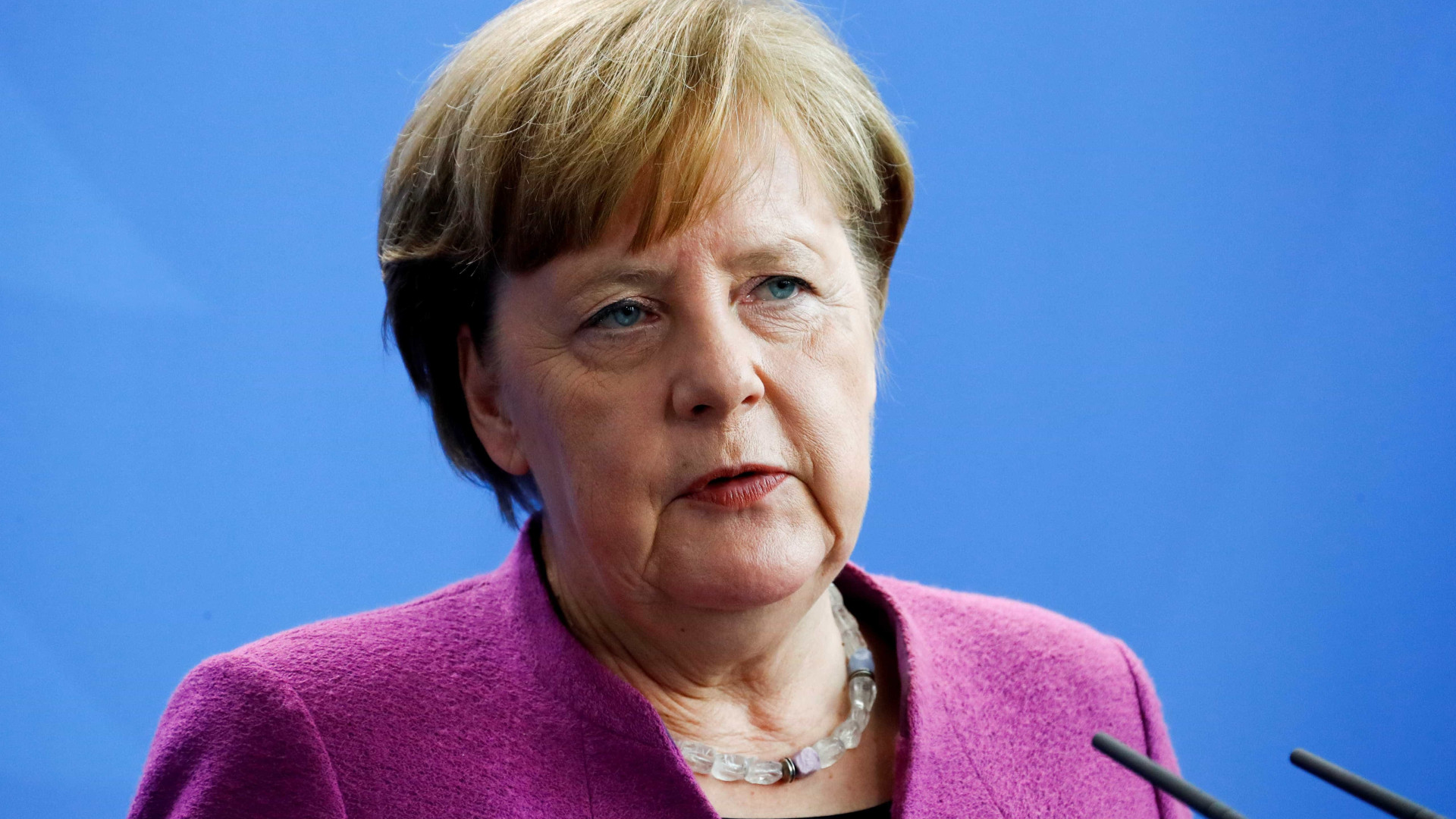 Bolsonaro ignora Macron e vai pedir doação para Angela Merkel