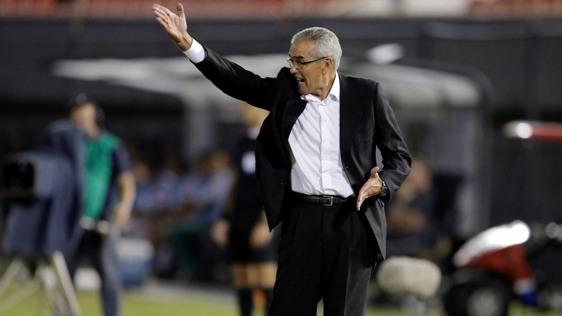 Adversário do Fla na Libertadores vive crise e demitiu técnico 