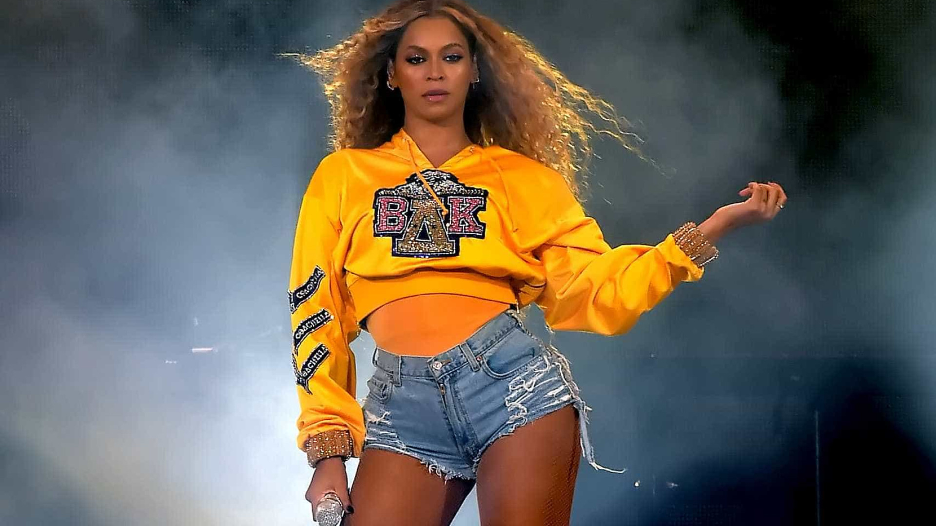 Beyoncé tem volta triunfal e faz história no Coachella; veja