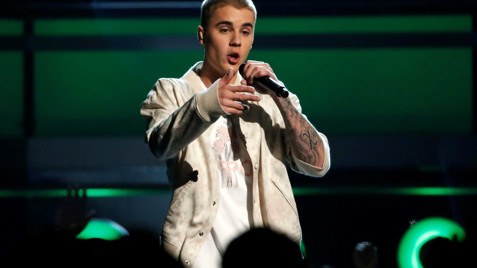 Fãs se preocupam com Justin Bieber após publicação de vídeo na web