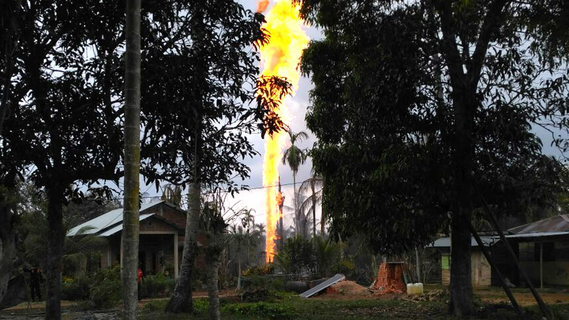 Poço de petróleo pega fogo e deixa mortos e feridos na Indonésia