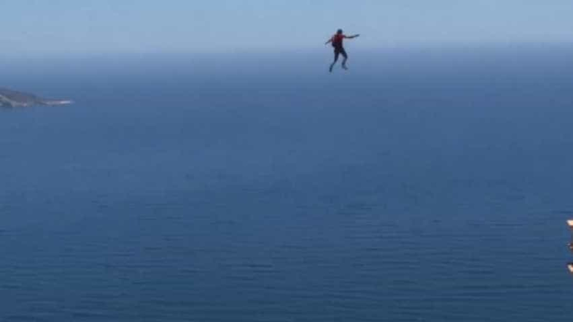 Skydivers fazem base jumping num monumento em obras