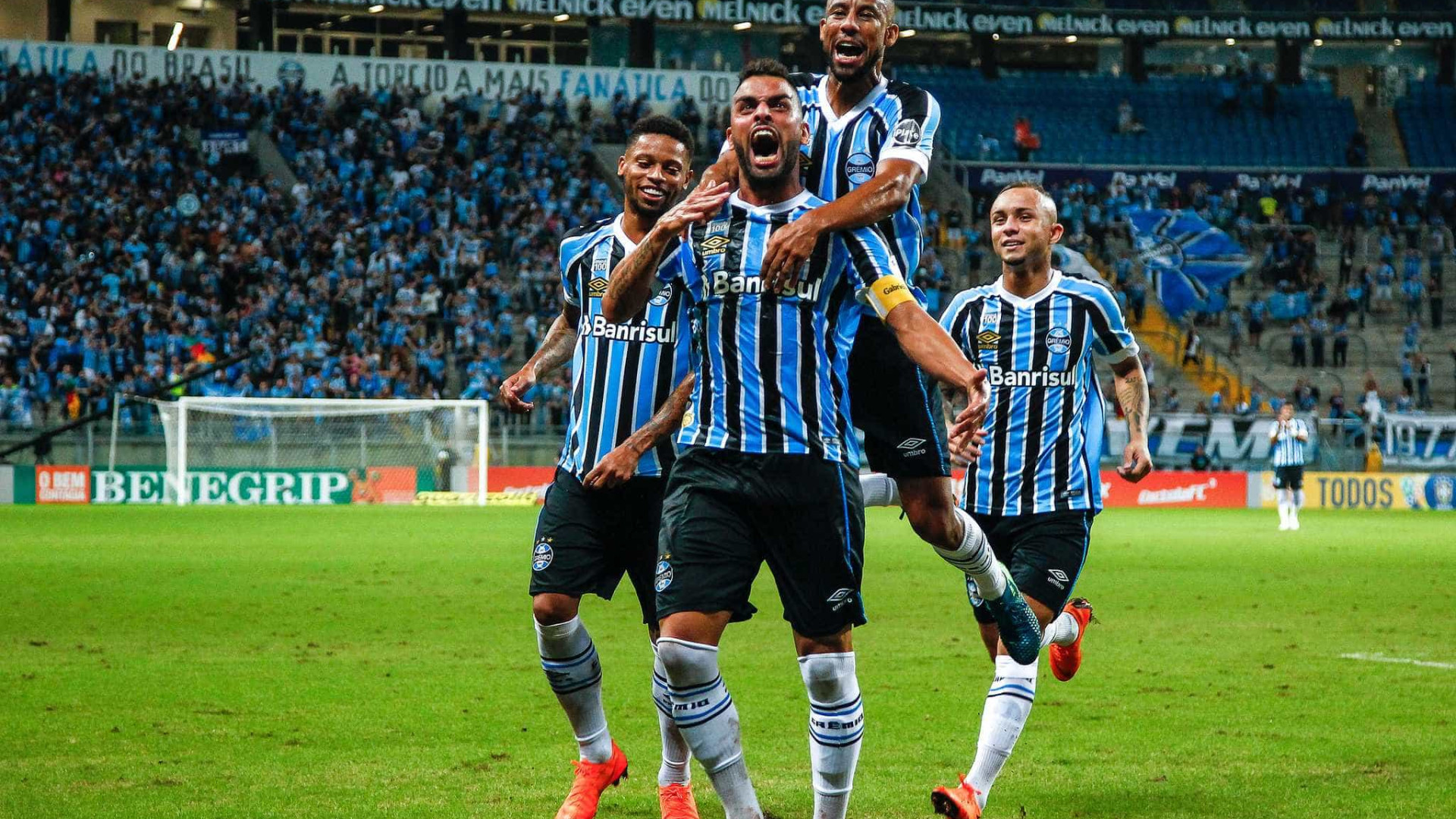 Com show de Maicon, Grêmio vence o Santos e se reabilita no Brasileirão