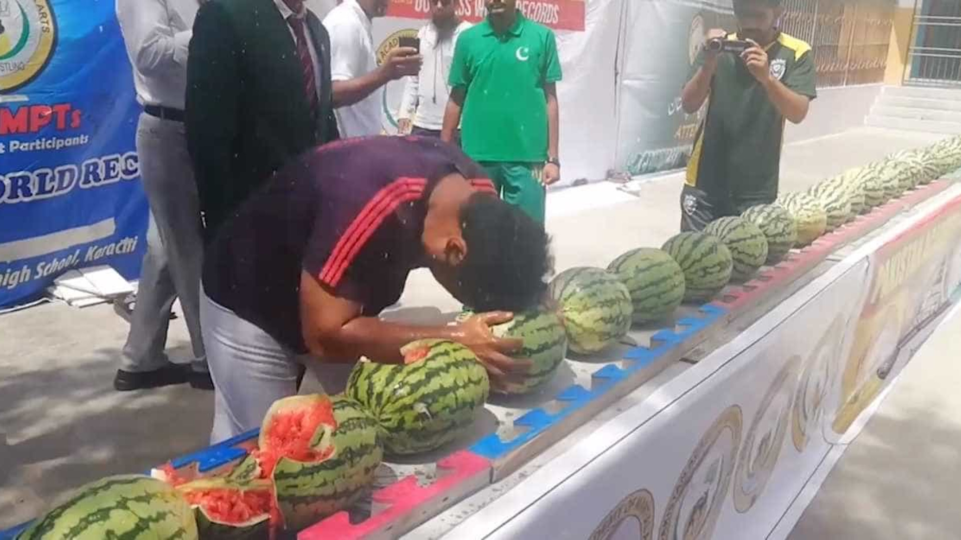 Homem esmaga 51 melancias com a cabeça em 1 minuto