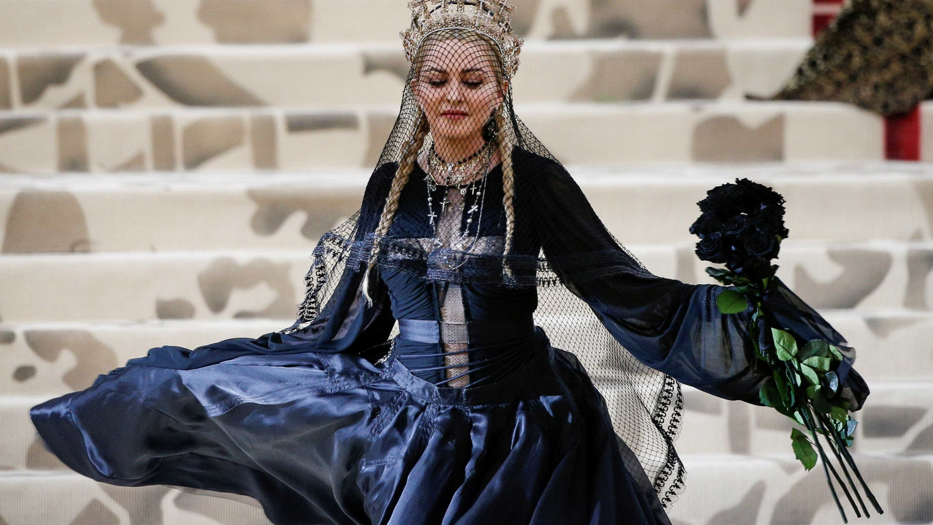 Madonna faz vídeo exibindo vestido vintage e deixa calcinha aparecer