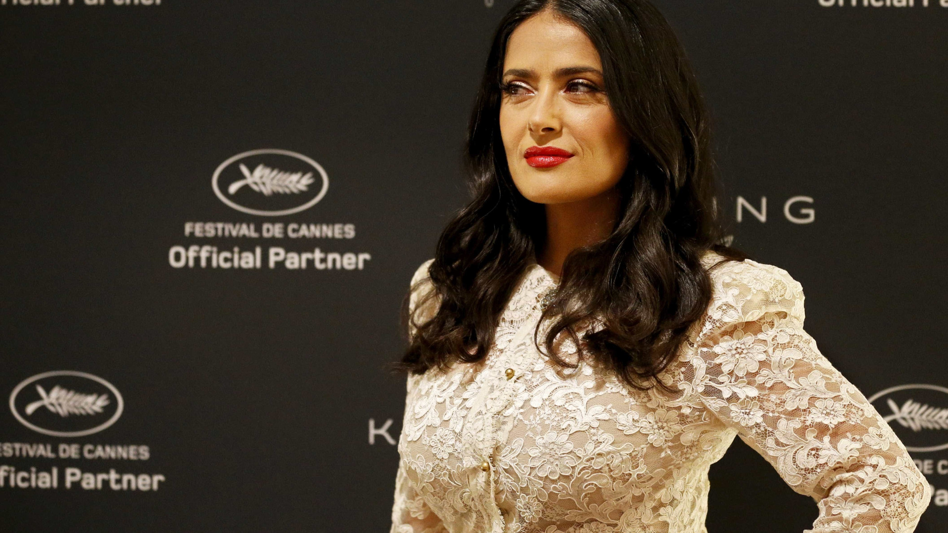 Salma Hayek pede que atores de Hollywood aceitem salários mais baixos